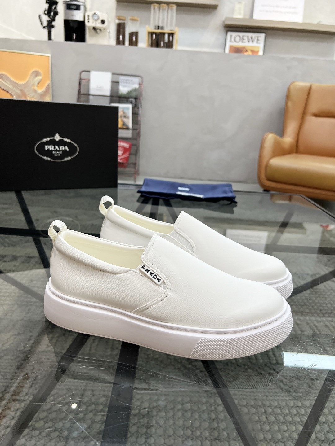 NO:340924,Brand P R A D A Color Original Color Code Number 39-44 Customized 38.45.46 Price Material Prada New Product Original Single-Place Low-top Casual Sports Shoes!  The upper is made of original fabric and Prada logo cowhide inner lining. The original cowhide foot pad is super light and has high quality. Prada, prada, sneakers, cowhide19860909品牌P R A D A 颜色原版配色 码数39-44定做38.45.46 价格 材质普拉达新品原单货低帮休闲运动鞋！鞋面采用原版布面搭配普拉达标识牛皮内里 牛皮垫脚原版开模超轻大底、高品质值得拥有,普拉达,prada,sneakers,cowhide,Men's shoes