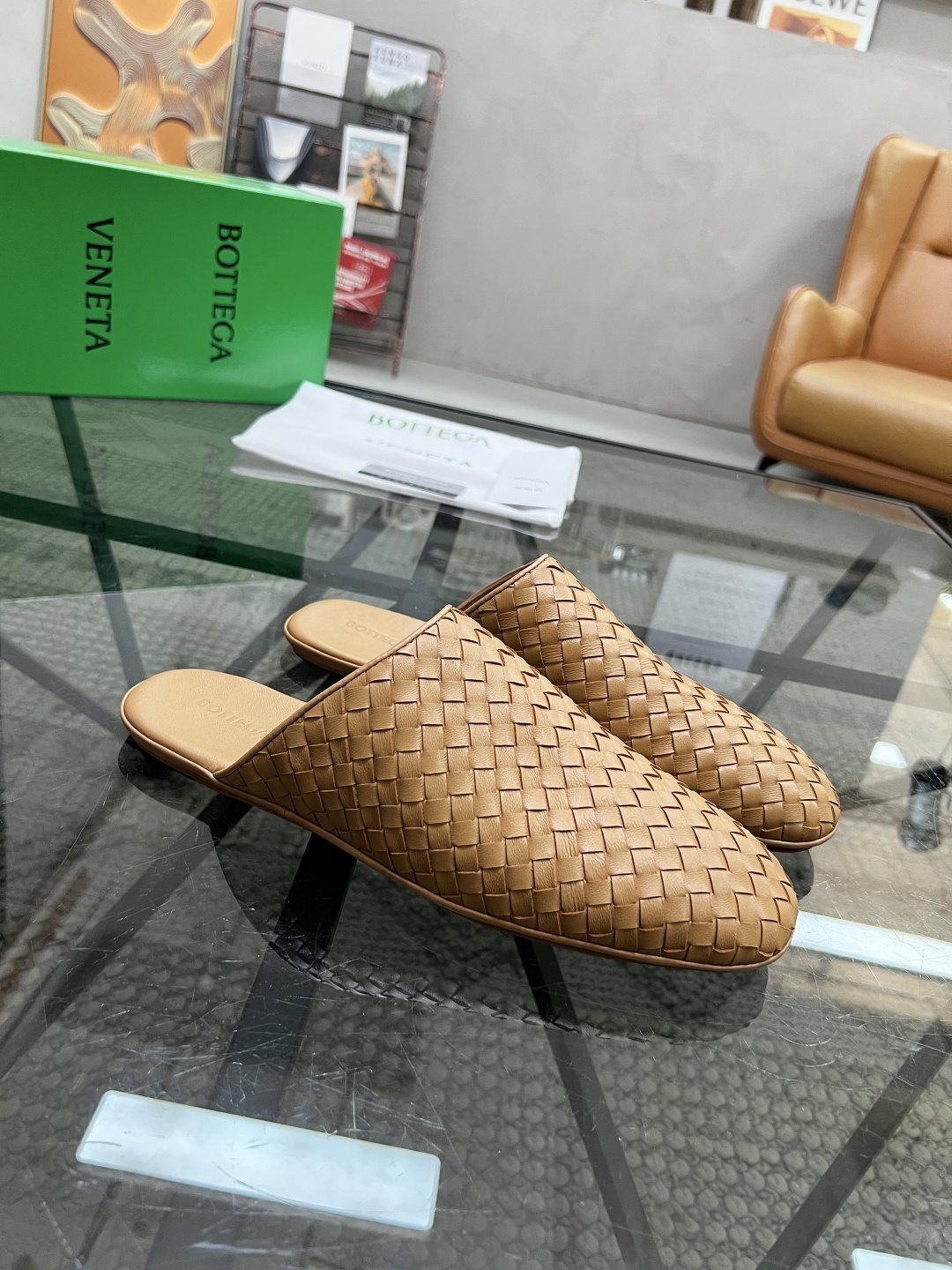 NO:341074,Brand BOTTEGA VENETA color original color matching 35-44 couples price Material BOTTEGA 2025 new style casual semi-mopping shoes!  Quality, please see the details, classic simple design, rigorous workmanship and fine upper imported cowhide, create a fashionable headline cowhide inner foot, fashionable and atmospheric original genuine leather sole, high quality, worth owning, BV leather shoes, bottega veneta, bottega veneta, cowhide, Leather soles19860909品牌BOTTEGA VENETA 颜色原版配色 码数35-44情侣款 价格 材质宝缇嘉2025新款 休闲 半拖 鞋！质量请看细节经典简约设计做工严谨精细鞋面进口牛皮制作打造出时尚头条牛皮内里上脚时尚大气原版 真皮大底 高品质 值得拥有,BV皮鞋,bottega veneta,bottega veneta,cowhide,Leather soles,Men's shoes