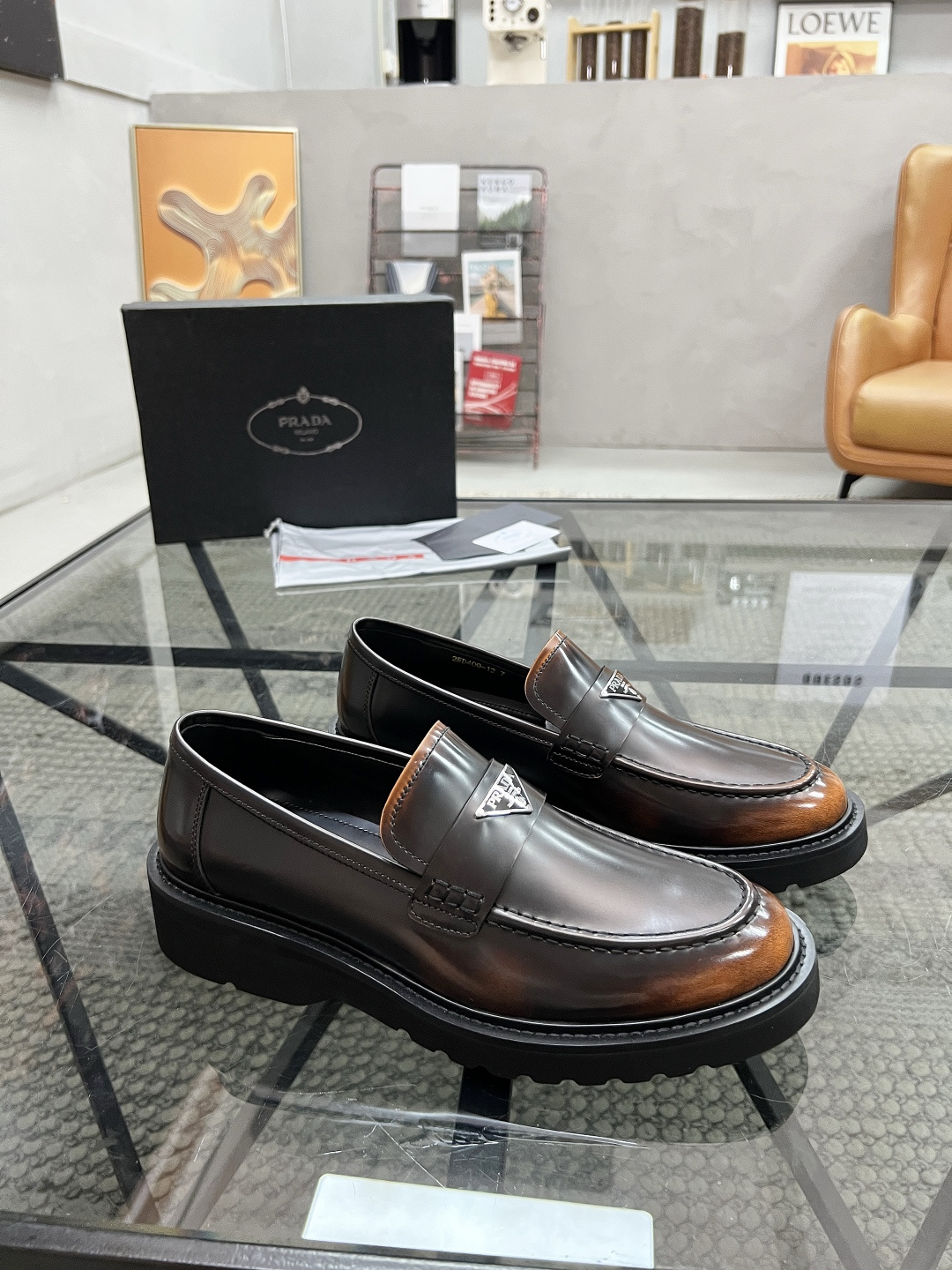 NO:341568,Brand PRADA color original color matching number 39-44 customized 38.45.46 Price Material Prada new top purchasing agent Men's god thick-soled sneakers are coming, the counter is released at the same time as original configuration, Italian imported original cowhide, breathable and comfortable driving essentials, fully imported water dyed cowhide inner pads, original sole special supply original sole super comfortable, original order goods, high quality, Prada leather shoes, prada, prada, sneakers, cowhide19860909品牌PRADA 颜色原版配色 码数39-44定做38.45.46 价格 材质普拉达新款顶级代购 男神厚底运动鞋新品来袭,专柜同步发售原厂配置,意大利进口原版牛皮,透气舒适驾车必备,全进口水染牛皮里垫,鞋底原厂特供原版底超级舒适,原厂跟单货 高品质,普拉达 皮鞋,prada,prada,sneakers,cowhide,Men's shoes