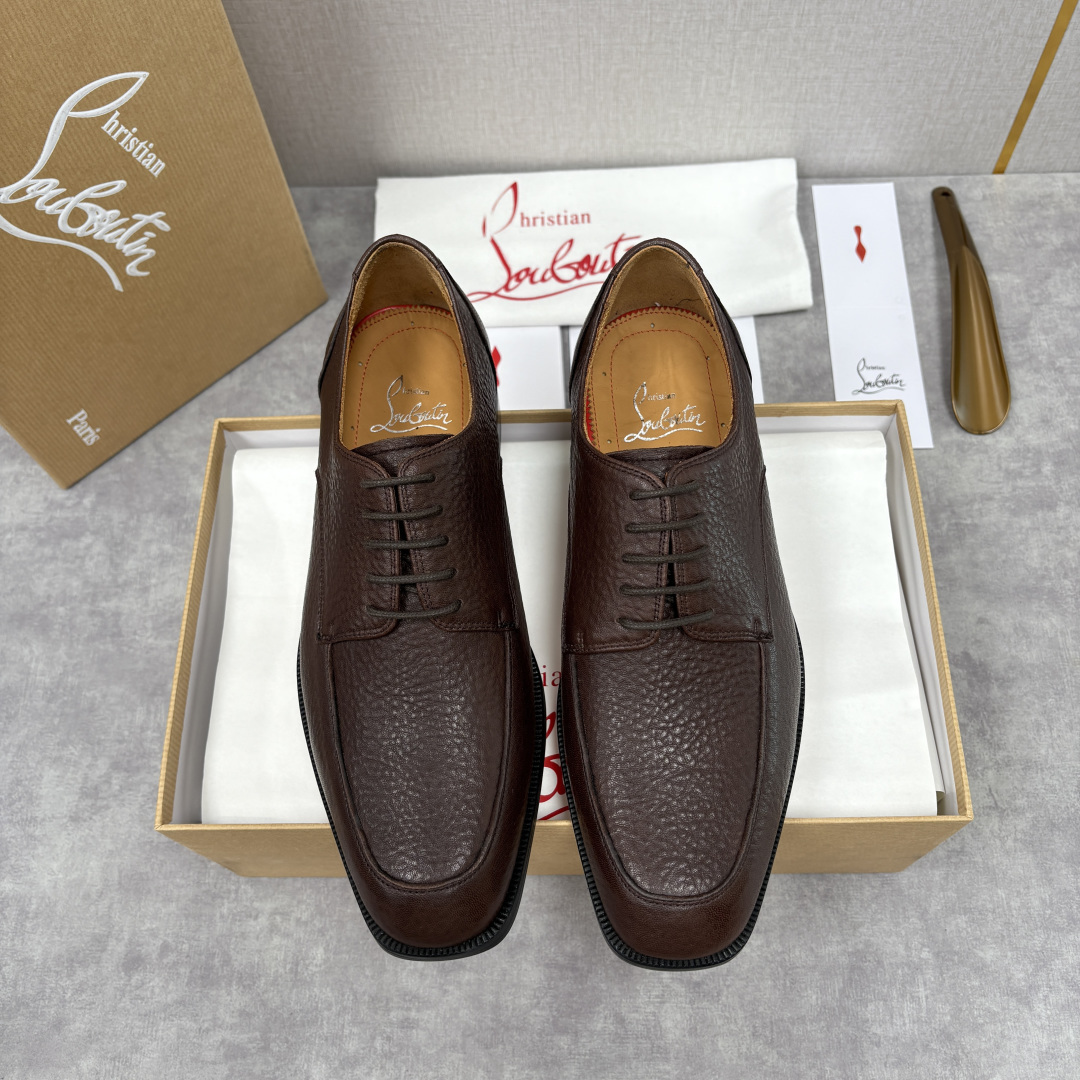 NO:587077,Brand C L Color Original Color Code Number 39-44 Customized 38.45.46 Price Material Christian Louboutin 2025 Top · Original Single Goods!  The high-end quality upper is made of imported original cowhide fabric. It is luxurious and noble with the original molding of water-dyed cowhide (genuine leather outsole). High quality is worth owning. CL leather shoes, Christian Louboutin, cowhide, Leather soles19860909品牌C L 颜色原版配色 码数39-44定做38.45.46 价格 材质克里斯提·鲁布托2025顶级·原单货！高端品质鞋面采用进口原版牛皮面料 奢华高贵的搭配水染牛皮里原版开模（真皮大底）高品质值得拥有,CL皮鞋,christian louboutin,cowhide,Leather soles,Men's shoes