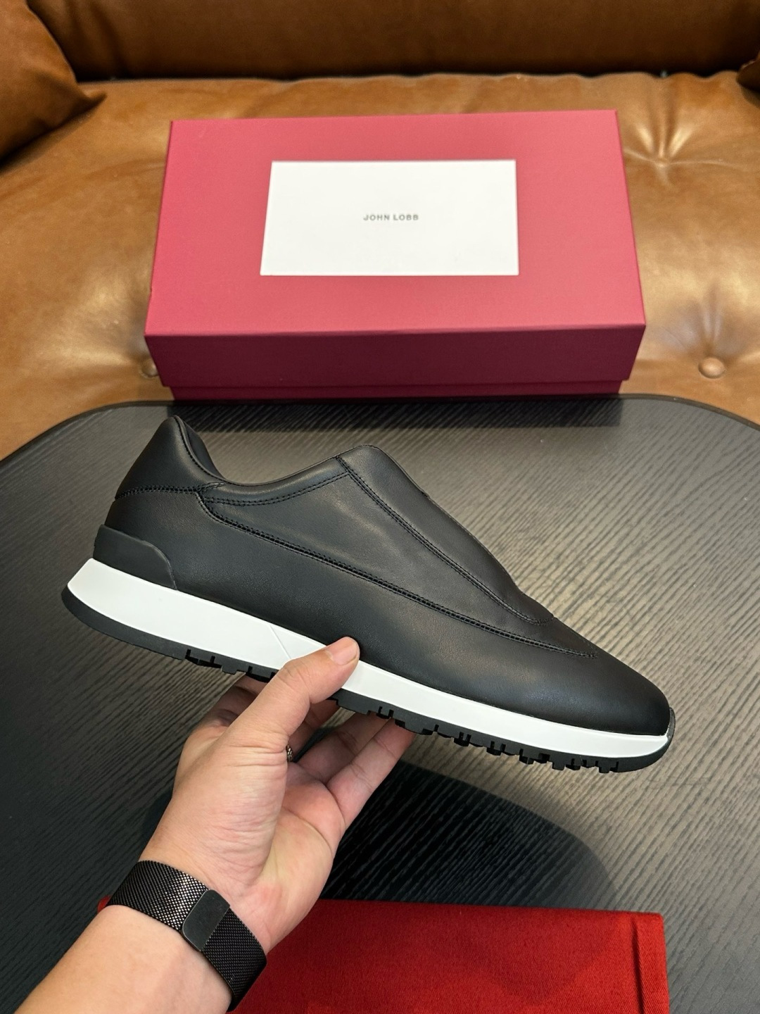 NO:603939,JOHN LOBB's new men's business leather shoes. Exclusively produced in Guangdong. Available in stock in seconds!  This business leather shoe adopts Derby shoe type. The upper is made of imported calfskin. It has hand-rubbed details. The leather is fine and translucent. It has a wedge-shaped toe and double stitching to outline the sharp upper lines. There is a slit in the center.  The head is rounded and connected, with a genuine leather outsole and leather embedded with rubber trim, which is non-slip and wear-resistant. The protruding welt fits the trendy style. The calfskin and embossed logo feet make the upper foot soft, comfortable and breathable. The style is classic and durable, and full of business style!  Comes with original box and dust bag!  Size 39-40-41-42-43 -44 standard leather shoe size,,cowhide,Leather soles19860909JOHN LOBB新款男士商务皮鞋 莞产独家猛货,现货秒发！ 这款商务皮鞋采用德比鞋型,鞋面采用进口小牛皮重工打造,手工擦色工艺细节,皮质细腻、光泽透亮,楔型鞋头,双缝线勾勒棱角分明的鞋帮线条,中央设有开叉,鞋头圆润衔接处理,搭配真皮大底皮革嵌入橡胶饰片,防滑耐磨,外突沿条契合潮流风范.本蒅小牛皮及压纹徽标垫脚,上脚柔软舒适透气,款式经典耐看,商务范十足！配原盒包装防尘袋！ 码数39-40-41-42-43 -44标准皮鞋码,,cowhide,Leather soles,Men's shoes