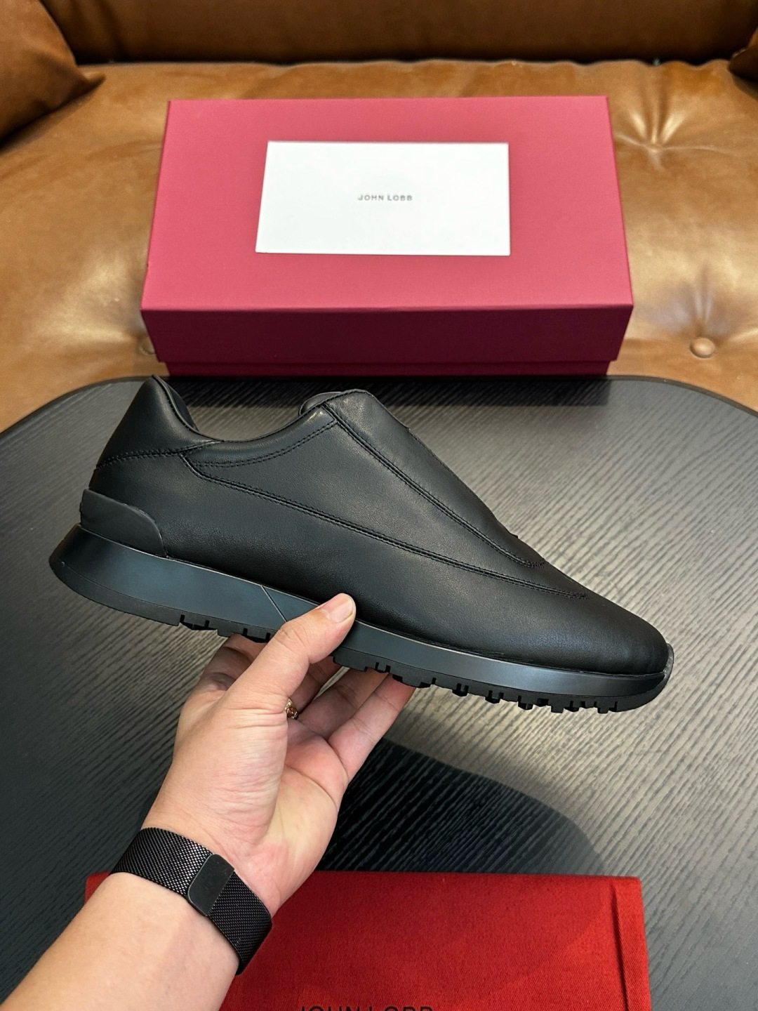 NO:587208,JOHN LOBB's new men's business leather shoes. Exclusively produced in Guangdong. Available in stock in seconds!  This business leather shoe adopts Derby shoe type. The upper is made of imported calfskin. It has hand-rubbed details. The leather is fine and translucent. It has a wedge-shaped toe and double stitching to outline the sharp upper lines. There is a slit in the center.  The head is rounded and connected, with a genuine leather outsole and leather embedded with rubber trim, which is non-slip and wear-resistant. The protruding welt fits the trendy style. The calfskin and embossed logo feet make the upper foot soft, comfortable and breathable. The style is classic and durable, and full of business style!  Comes with original box and dust bag!  Size 39-40-41-42-43 -44 standard leather shoe size,,cowhide,Leather soles19860909JOHN LOBB新款男士商务皮鞋 莞产独家猛货,现货秒发！ 这款商务皮鞋采用德比鞋型,鞋面采用进口小牛皮重工打造,手工擦色工艺细节,皮质细腻、光泽透亮,楔型鞋头,双缝线勾勒棱角分明的鞋帮线条,中央设有开叉,鞋头圆润衔接处理,搭配真皮大底皮革嵌入橡胶饰片,防滑耐磨,外突沿条契合潮流风范.本蒅小牛皮及压纹徽标垫脚,上脚柔软舒适透气,款式经典耐看,商务范十足！配原盒包装防尘袋！ 码数39-40-41-42-43 -44标准皮鞋码,,cowhide,Leather soles,Men's shoes