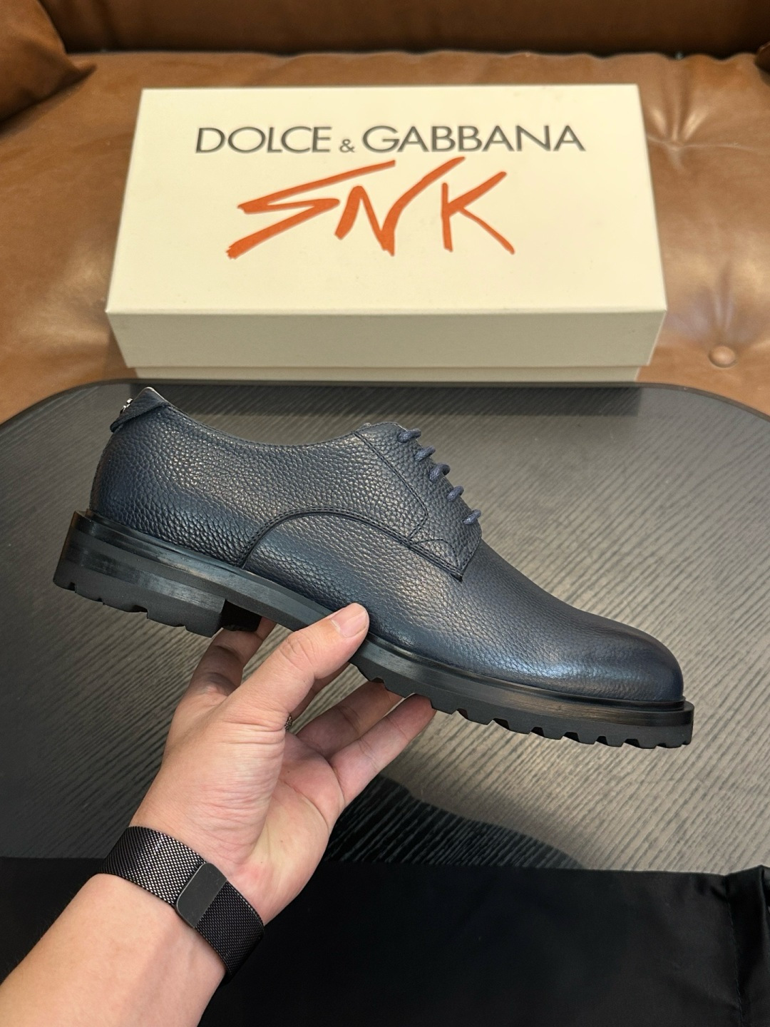 NO:604006,Dolce&Gabbana classic thick-soled lace-up leather shoes | Made of imported pebbled cowhide/high mercerized cowhide | Retro and glossy texture complement each other | Release charming tones to outline a confident posture | Imported calfskin + cowhide lining + lightweight foam outsole | Comfortable and light on the feet  Size: 39-44 (customized at 38.45.46), Dolce & Gabbana leather shoes, Dolce&Gabbana, Dolce&Gabbana, cowhide19860909Dolce&Gabbana 经典款厚底系带皮鞋｜采用进口荔枝纹牛皮/高丝光牛皮制成｜复古与亮泽质感相得益彰｜释放迷人色调勾勒自信姿态｜进口小牛皮+牛皮内里+轻盈发泡大底｜上脚舒适轻便 Size:39-44（38.45.46定做),杜嘉班纳皮鞋,Dolce&Gabbana,Dolce&Gabbana,cowhide,Men's shoes