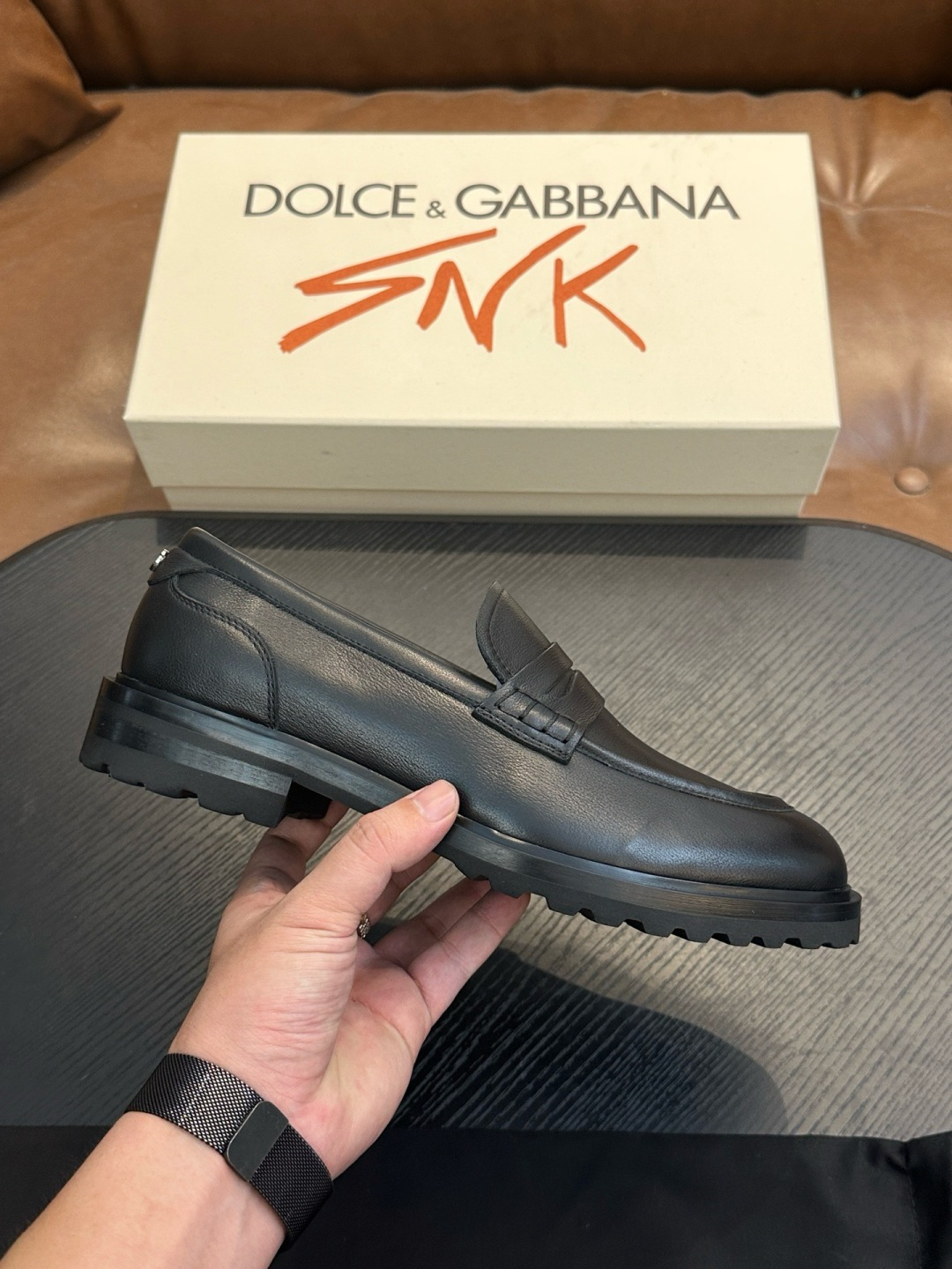 NO:587213,Dolce&Gabbana classic thick-soled lace-up leather shoes | Made of imported pebbled cowhide/high mercerized cowhide | Retro and glossy texture complement each other | Release charming tones to outline a confident posture | Imported calfskin + cowhide lining + lightweight foam outsole | Comfortable and light on the feet  Size: 39-44 (customized at 38.45.46), Dolce & Gabbana leather shoes, Dolce&Gabbana, Dolce&Gabbana, cowhide19860909Dolce&Gabbana 经典款厚底系带皮鞋｜采用进口荔枝纹牛皮/高丝光牛皮制成｜复古与亮泽质感相得益彰｜释放迷人色调勾勒自信姿态｜进口小牛皮+牛皮内里+轻盈发泡大底｜上脚舒适轻便 Size:39-44（38.45.46定做),杜嘉班纳皮鞋,Dolce&Gabbana,Dolce&Gabbana,cowhide,Men's shoes