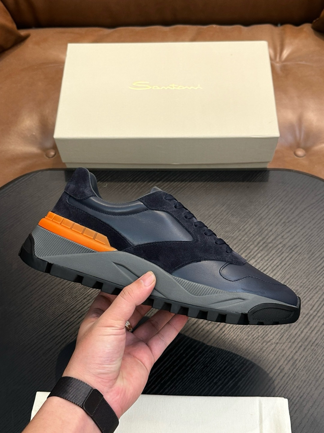 NO:604000,Santoni (Santoni) Italian men's handmade calfskin shoes are shipped!  Each pair of shoes from this Italian handmade shoe brand has a simple and classic design, which is very comfortable and versatile!  It is not accurate to describe the Italian shoe brand Santoni as 'nouveau riche'. Although it is very young, its appearance and temperament are quite sophisticated, and it can even be said that it is well versed in the ways of the world. The toe of the shoe adopts a classic two-section design concept, and all trimming parts are processed by Italian oil edge technology, giving a 360-degree vision without rough edges!  Internal and external waist without lining design!  The real-line method of glueing the empty circle around the outsole is environmentally friendly and does not open the glue!  The upper material of this shoe is made of imported grained calfskin. When you lift it from the back of the leather, you can see very clear pores!  The inside is made of calf and will not slip or fade!  The outsole is made of a combination of IP outsole and TPU backing sheet, which is light and comfortable on the foot!  The brand's special molded footbed has a layer of high-elastic foam in the middle of the insole that makes it easy to put on your feet. Exclusive private mold control, long-term availability!  Original box packaging, with shoe storage bag!  39 40 41 42 43 44, Santoni sneakers, sneakers, cowhide19860909Santoni(圣东尼）意大利男士手工小牛皮鞋出货！这个意大利纯手工鞋履品牌的每一双鞋设计简洁经典,上脚非常舒适百搭！ 用“新贵”来形容意大利鞋履品牌Santoni,并不准确,尽管它很年轻,但呈现出的相貌和气质却相当老练,甚至可以说深谙世故之道. 鞋子鞋头部位采用经典的两节设计理念,切边部位全部经过意大利油边工艺处理,360度无毛边视觉！内外腰无内里设计！大底周圈空胶车真线做法,即环保又不开胶！ 此款鞋面面料采用进囗粒面摔花小牛皮,从皮料反面顶起来会看到很清晰的毛孔！内里进囗小牛里,不打滑,不掉色！大底采用ip大底加tpu底片组合成型,上脚轻便舒适！品牌专用开模脚床,鞋垫中间有一层高弹泡棉上脚轻快.独家私模可控,长期有货！原盒包装,配鞋履收纳袋！39 40 41 42 43 44,圣东尼 运动鞋,sneakers,cowhide,Men's shoes