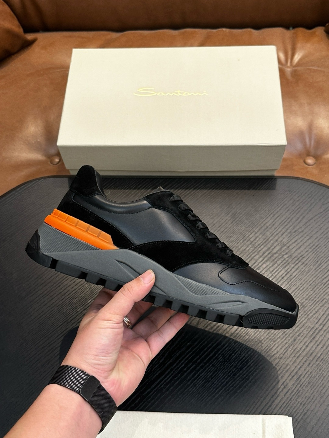 NO:587218,Santoni (Santoni) Italian men's handmade calfskin shoes are shipped!  Each pair of shoes from this Italian handmade shoe brand has a simple and classic design, which is very comfortable and versatile!  It is not accurate to describe the Italian shoe brand Santoni as 'nouveau riche'. Although it is very young, its appearance and temperament are quite sophisticated, and it can even be said that it is well versed in the ways of the world. The toe of the shoe adopts a classic two-section design concept, and all trimming parts are processed by Italian oil edge technology, giving a 360-degree vision without rough edges!  Internal and external waist without lining design!  The real-line method of glueing the empty circle around the outsole is environmentally friendly and does not open the glue!  The upper material of this shoe is made of imported grained calfskin. When you lift it from the back of the leather, you can see very clear pores!  The inside is made of calf and will not slip or fade!  The outsole is made of a combination of IP outsole and TPU backing sheet, which is light and comfortable on the foot!  The brand's special molded footbed has a layer of high-elastic foam in the middle of the insole that makes it easy to put on your feet. Exclusive private mold control, long-term availability!  Original box packaging, with shoe storage bag!  39 40 41 42 43 44, Santoni sneakers, sneakers, cowhide19860909Santoni(圣东尼）意大利男士手工小牛皮鞋出货！这个意大利纯手工鞋履品牌的每一双鞋设计简洁经典,上脚非常舒适百搭！ 用“新贵”来形容意大利鞋履品牌Santoni,并不准确,尽管它很年轻,但呈现出的相貌和气质却相当老练,甚至可以说深谙世故之道. 鞋子鞋头部位采用经典的两节设计理念,切边部位全部经过意大利油边工艺处理,360度无毛边视觉！内外腰无内里设计！大底周圈空胶车真线做法,即环保又不开胶！ 此款鞋面面料采用进囗粒面摔花小牛皮,从皮料反面顶起来会看到很清晰的毛孔！内里进囗小牛里,不打滑,不掉色！大底采用ip大底加tpu底片组合成型,上脚轻便舒适！品牌专用开模脚床,鞋垫中间有一层高弹泡棉上脚轻快.独家私模可控,长期有货！原盒包装,配鞋履收纳袋！39 40 41 42 43 44,圣东尼 运动鞋,sneakers,cowhide,Men's shoes