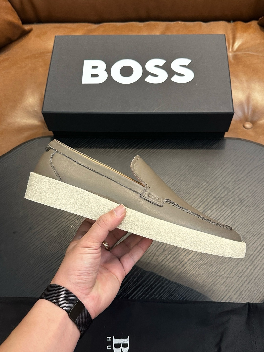 NO:604010,BOSS's new thick-soled slip-on casual men's shoes | Made of imported calfskin | Retro and glossy texture complement each other | Release charming tones to outline a confident posture | Imported calfskin + cowhide lining + original molded rubber outsole | Comfortable and light on the upper foot Size: 39-44 (customized at 38.45.46), BOSS leather shoes, cowhide19860909BOSS新款厚底一脚蹬休闲男鞋｜采用进口小牛皮制成｜复古与亮泽质感相得益彰｜释放迷人色调勾勒自信姿态｜进口小牛皮+牛皮内里+原版开模橡胶大底｜上脚舒适轻便 Size:39-44（38.45.46定做),BOSS皮鞋,cowhide,Men's shoes