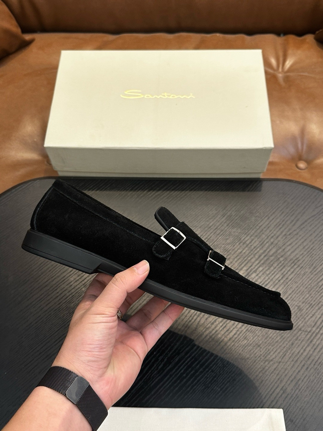NO:587233,Santoni (Santoni) Italian men's handmade calfskin shoes are shipped!  Each pair of shoes from this Italian handmade shoe brand has a simple and classic design, which is very comfortable and versatile!  It is not accurate to describe the Italian shoe brand Santoni as 'nouveau riche'. Although it is very young, its appearance and temperament are quite sophisticated, and it can even be said that it is well versed in the ways of the world. The toe of the shoe adopts a classic two-section design concept, and all trimming parts are processed by Italian oil edge technology, giving a 360-degree vision without rough edges!  Internal and external waist without lining design!  The real-line method of glueing the empty circle around the outsole is environmentally friendly and does not open the glue!  The upper material of this shoe is made of imported grained calfskin. When you lift it from the back of the leather, you can see very clear pores!  The inside is made of calf and will not slip or fade!  The outsole is made of a combination of IP outsole and TPU backing sheet, which is light and comfortable on the foot!  The brand's special molded footbed has a layer of high-elastic foam in the middle of the insole that makes it easy to put on your feet. Exclusive private mold control, long-term availability!  Original box packaging, with shoe storage bag!  39 40 41 42 43 44, Santoni casual shoes, cowhide19860909Santoni(圣东尼）意大利男士手工小牛皮鞋出货！这个意大利纯手工鞋履品牌的每一双鞋设计简洁经典,上脚非常舒适百搭！ 用“新贵”来形容意大利鞋履品牌Santoni,并不准确,尽管它很年轻,但呈现出的相貌和气质却相当老练,甚至可以说深谙世故之道. 鞋子鞋头部位采用经典的两节设计理念,切边部位全部经过意大利油边工艺处理,360度无毛边视觉！内外腰无内里设计！大底周圈空胶车真线做法,即环保又不开胶！ 此款鞋面面料采用进囗粒面摔花小牛皮,从皮料反面顶起来会看到很清晰的毛孔！内里进囗小牛里,不打滑,不掉色！大底采用ip大底加tpu底片组合成型,上脚轻便舒适！品牌专用开模脚床,鞋垫中间有一层高弹泡棉上脚轻快.独家私模可控,长期有货！原盒包装,配鞋履收纳袋！39 40 41 42 43 44,圣东尼 休闲鞋,cowhide,Men's shoes