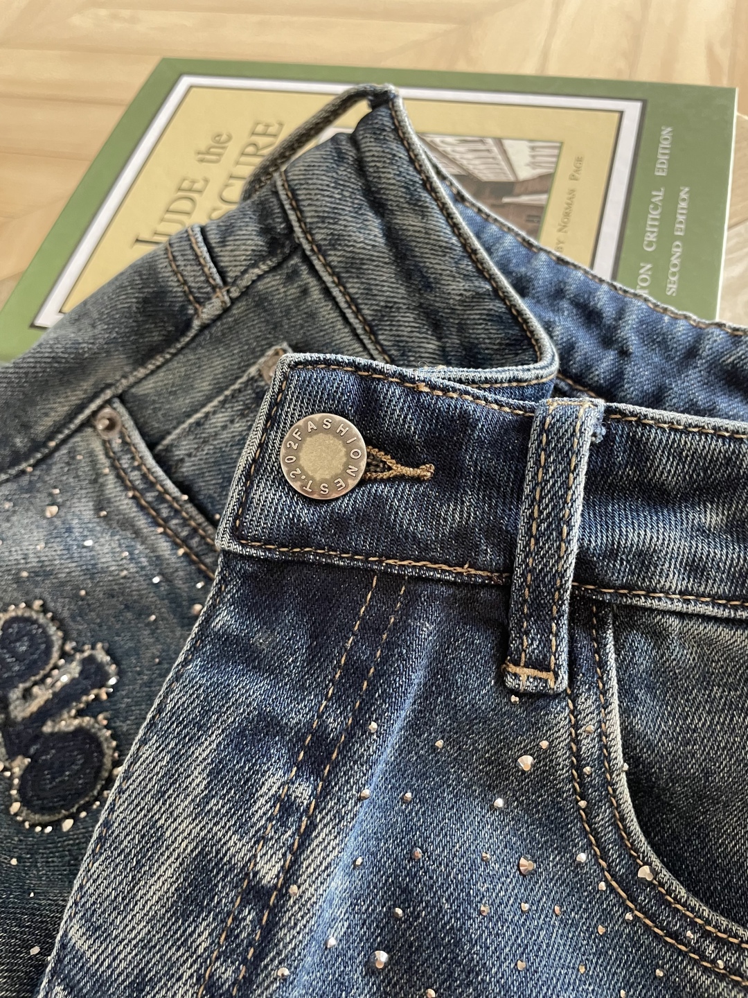 Stylish Female Suit with Embroidered Jeans: Daily Leisure Fashion Advice - 图片 6
