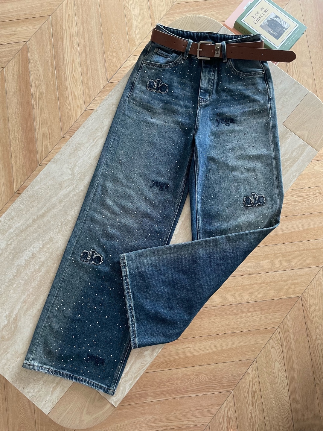 Stylish Female Suit with Embroidered Jeans: Daily Leisure Fashion Advice - 图片 1