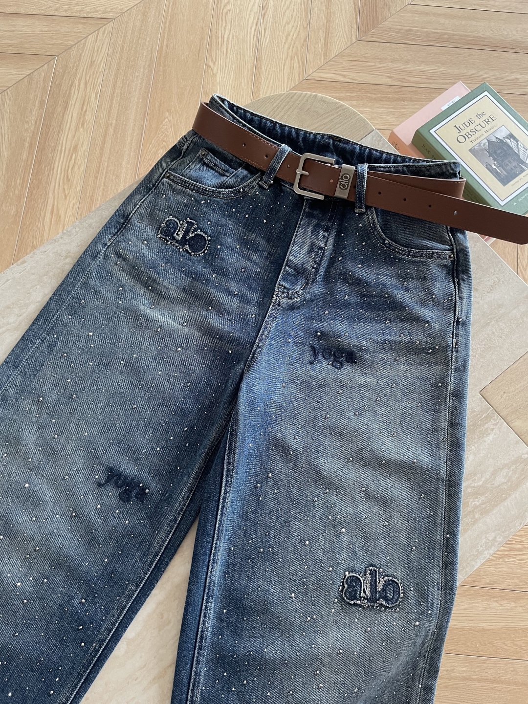 Stylish Female Suit with Embroidered Jeans: Daily Leisure Fashion Advice - 图片 2