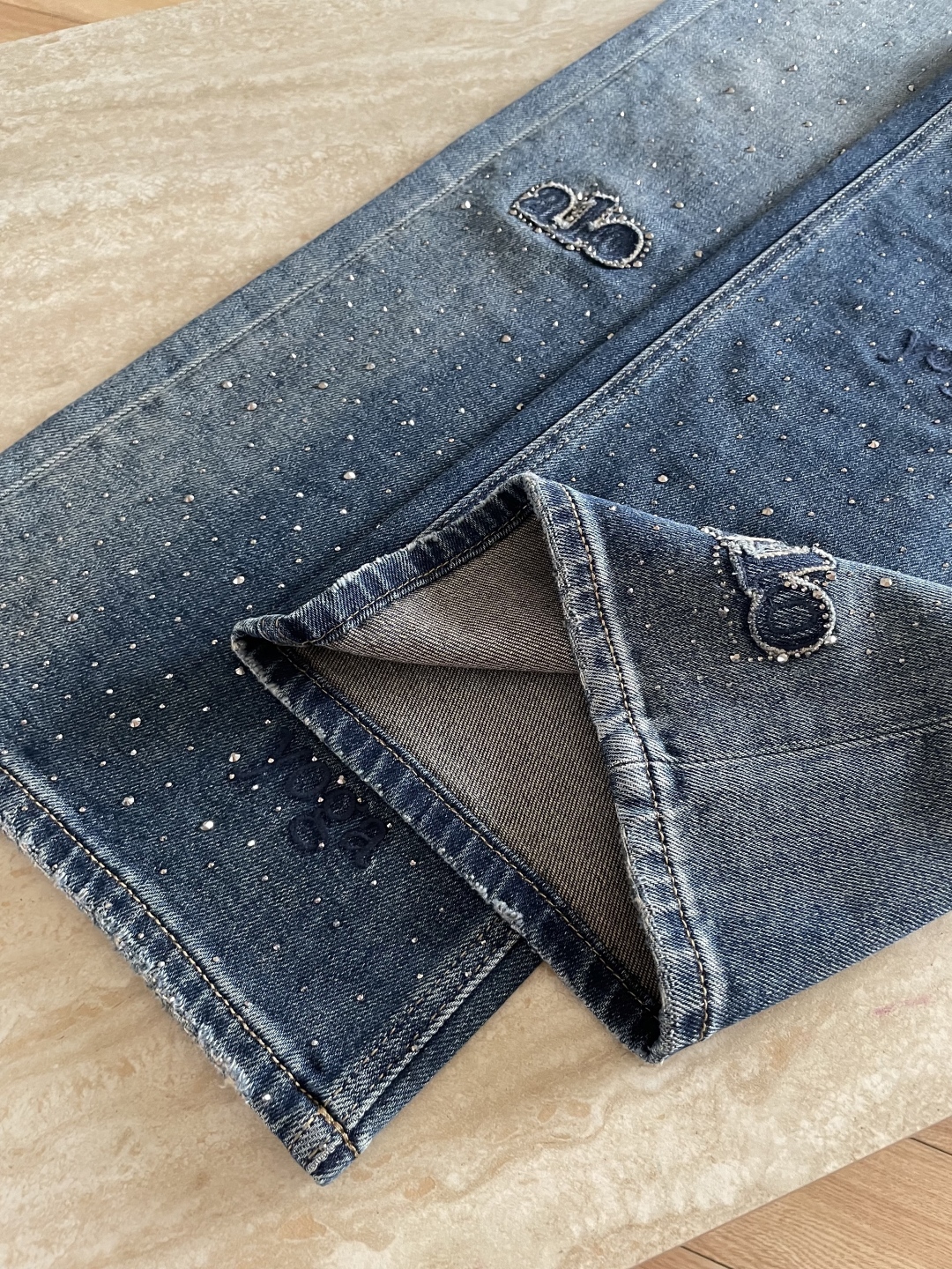 Stylish Female Suit with Embroidered Jeans: Daily Leisure Fashion Advice - 图片 8
