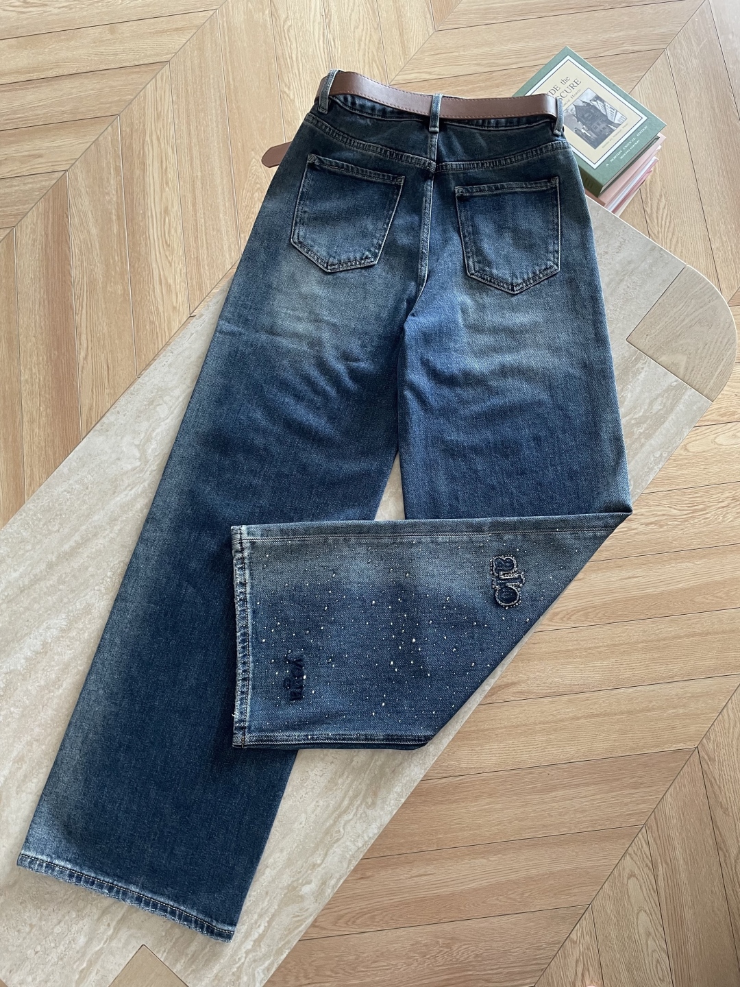Stylish Female Suit with Embroidered Jeans: Daily Leisure Fashion Advice - 图片 9