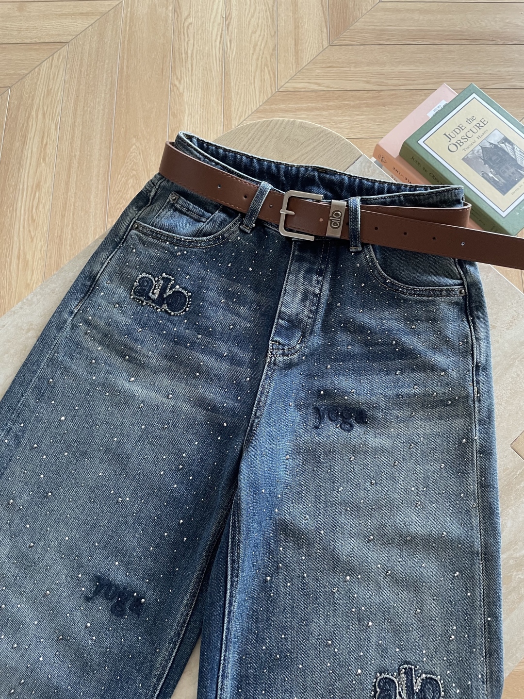 Stylish Female Suit with Embroidered Jeans: Daily Leisure Fashion Advice - 图片 7