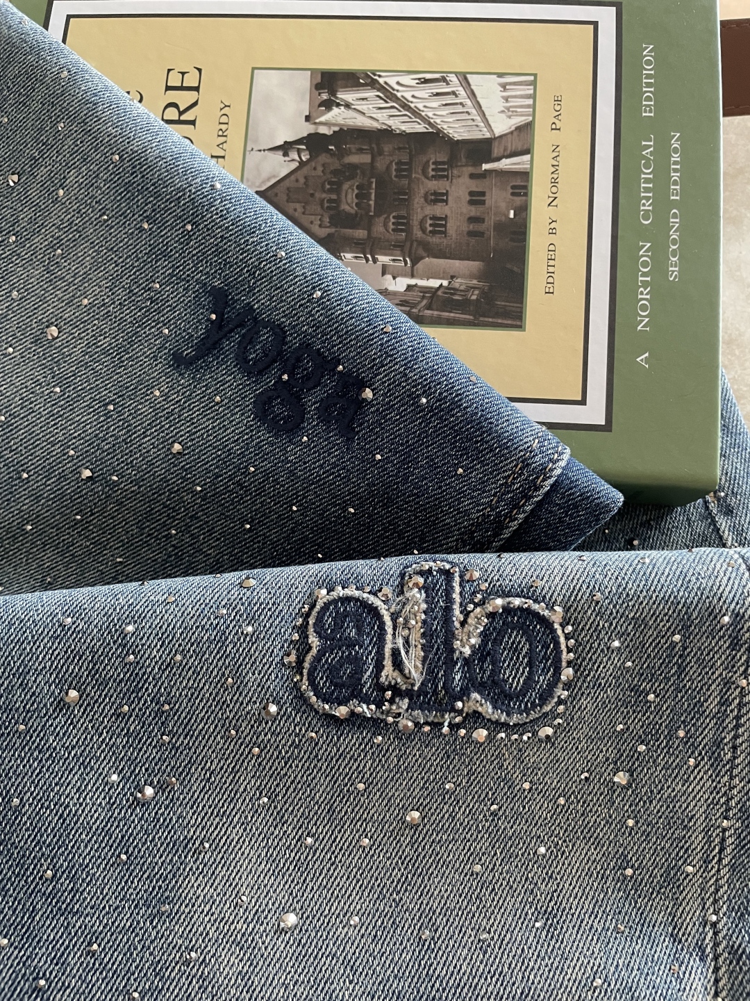 Stylish Female Suit with Embroidered Jeans: Daily Leisure Fashion Advice - 图片 5