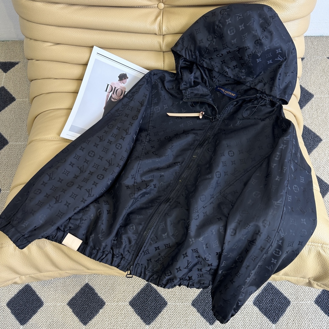 Fashionable Dark Grained Hoodie Coat for Early Autumn Style – Classic Black and White Design