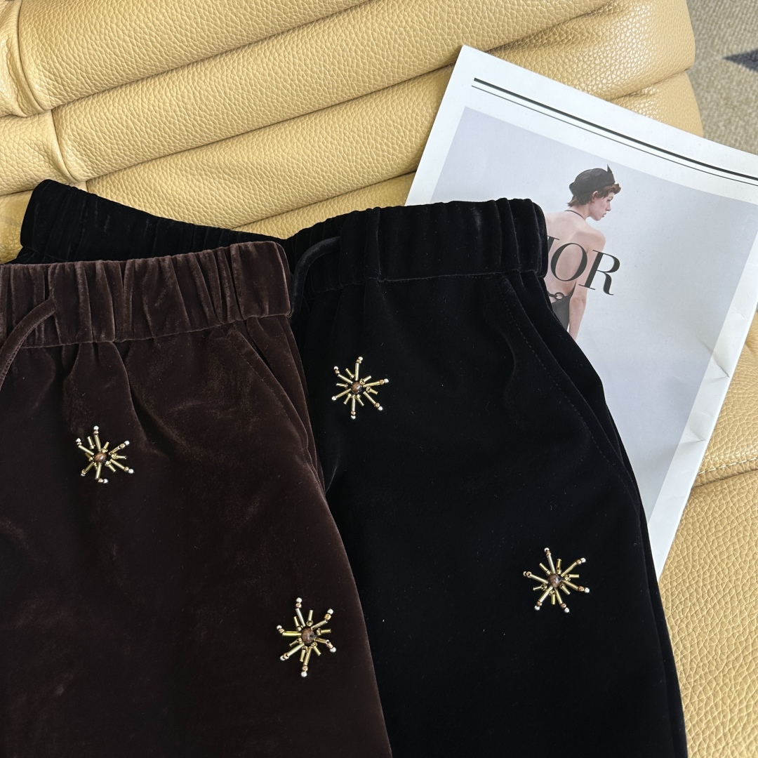 Title: P504 Fall/Winter Collection: Heavy-skinned dress, nail-decorated velvet shorts, wide-legged pants, and shirt-jacket. - 图片 4