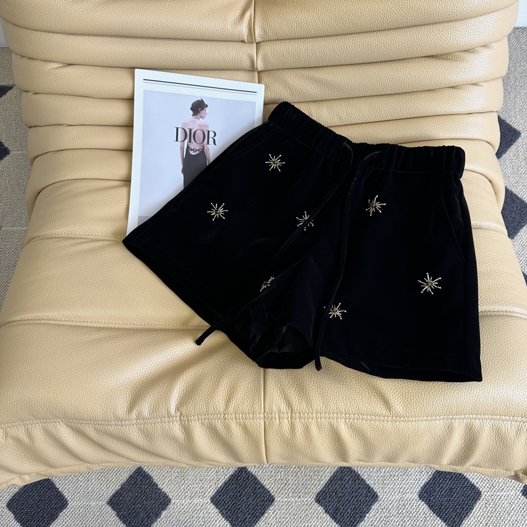 Title: P504 Fall/Winter Collection: Heavy-skinned dress, nail-decorated velvet shorts, wide-legged pants, and shirt-jacket. - 图片 3