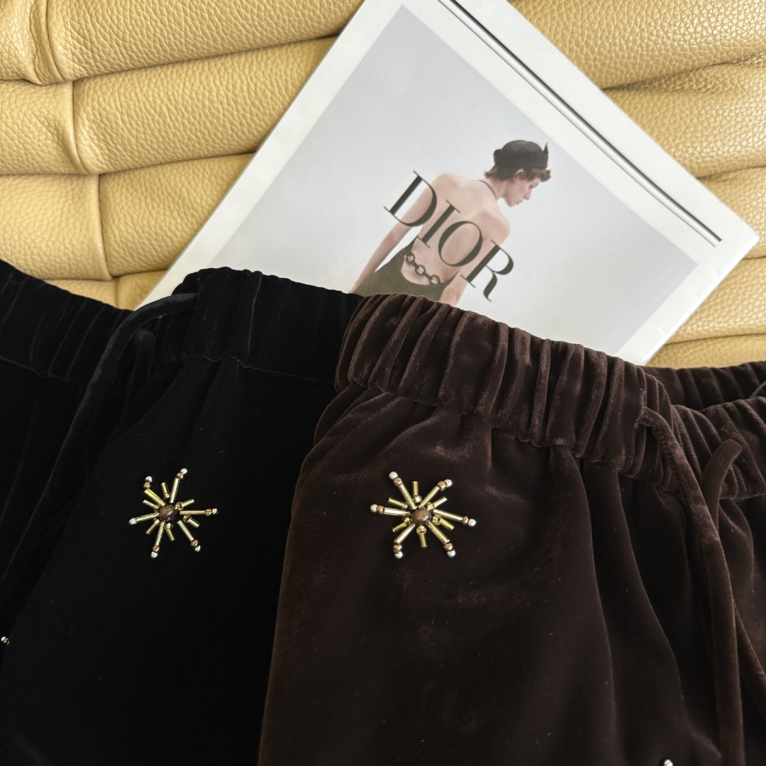Title: P504 Fall/Winter Collection: Heavy-skinned dress, nail-decorated velvet shorts, wide-legged pants, and shirt-jacket. - 图片 5