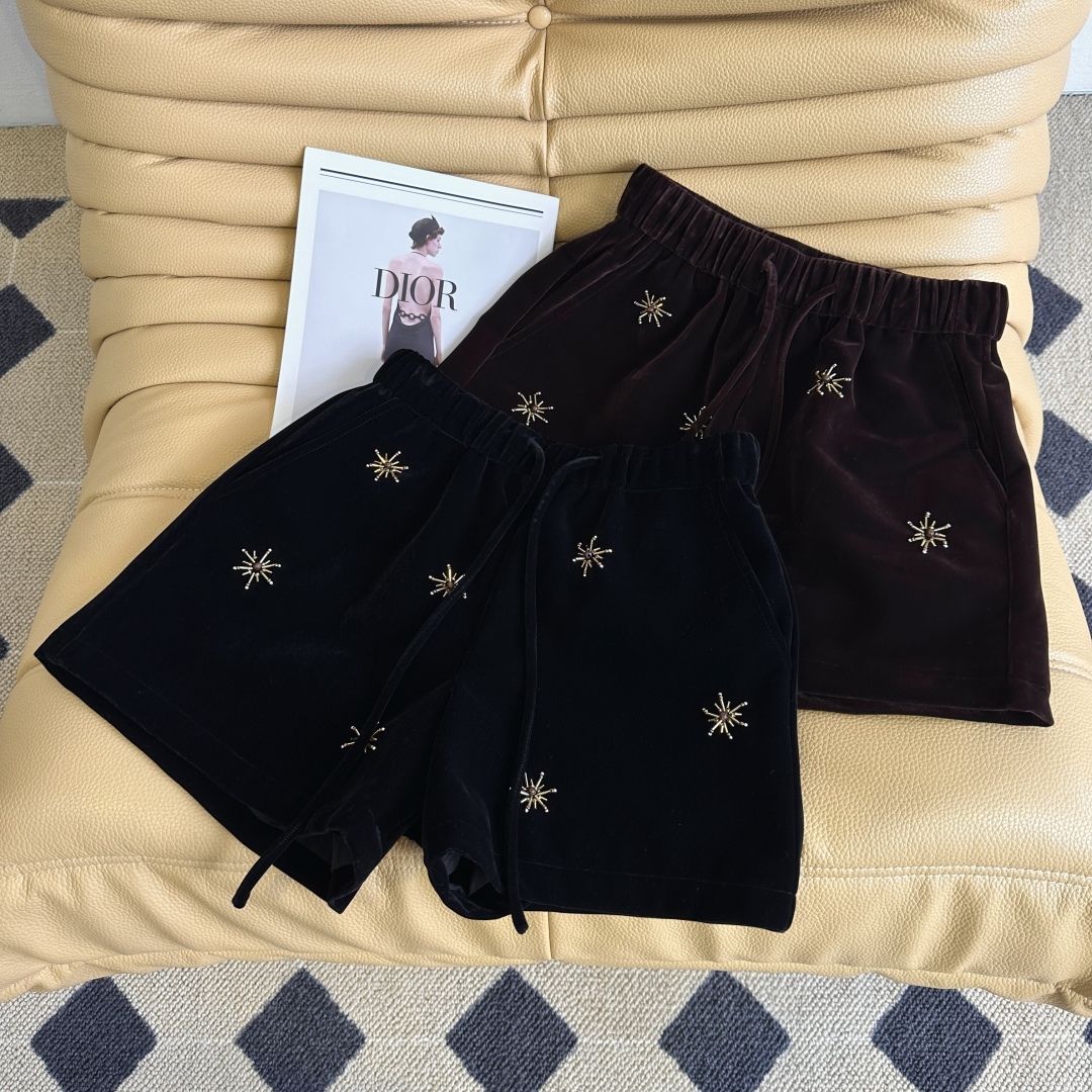 Title: P504 Fall/Winter Collection: Heavy-skinned dress, nail-decorated velvet shorts, wide-legged pants, and shirt-jacket. - 图片 1