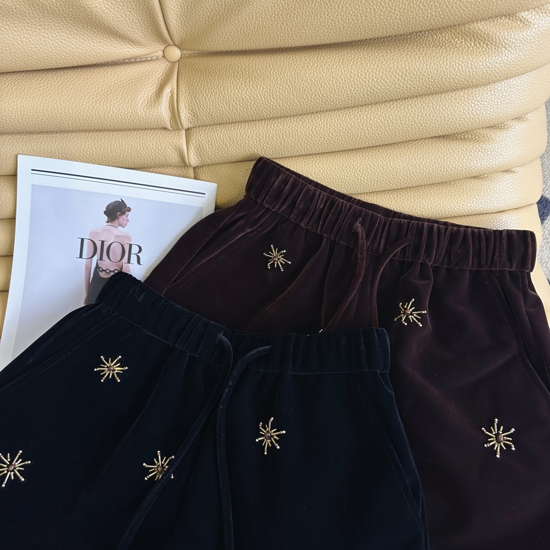 Title: P504 Fall/Winter Collection: Heavy-skinned dress, nail-decorated velvet shorts, wide-legged pants, and shirt-jacket. - 图片 7