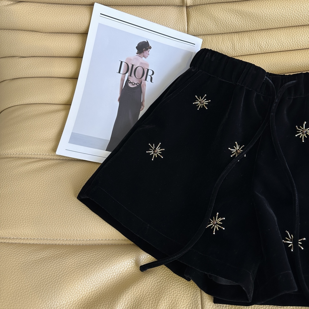 Title: P504 Fall/Winter Collection: Heavy-skinned dress, nail-decorated velvet shorts, wide-legged pants, and shirt-jacket. - 图片 8