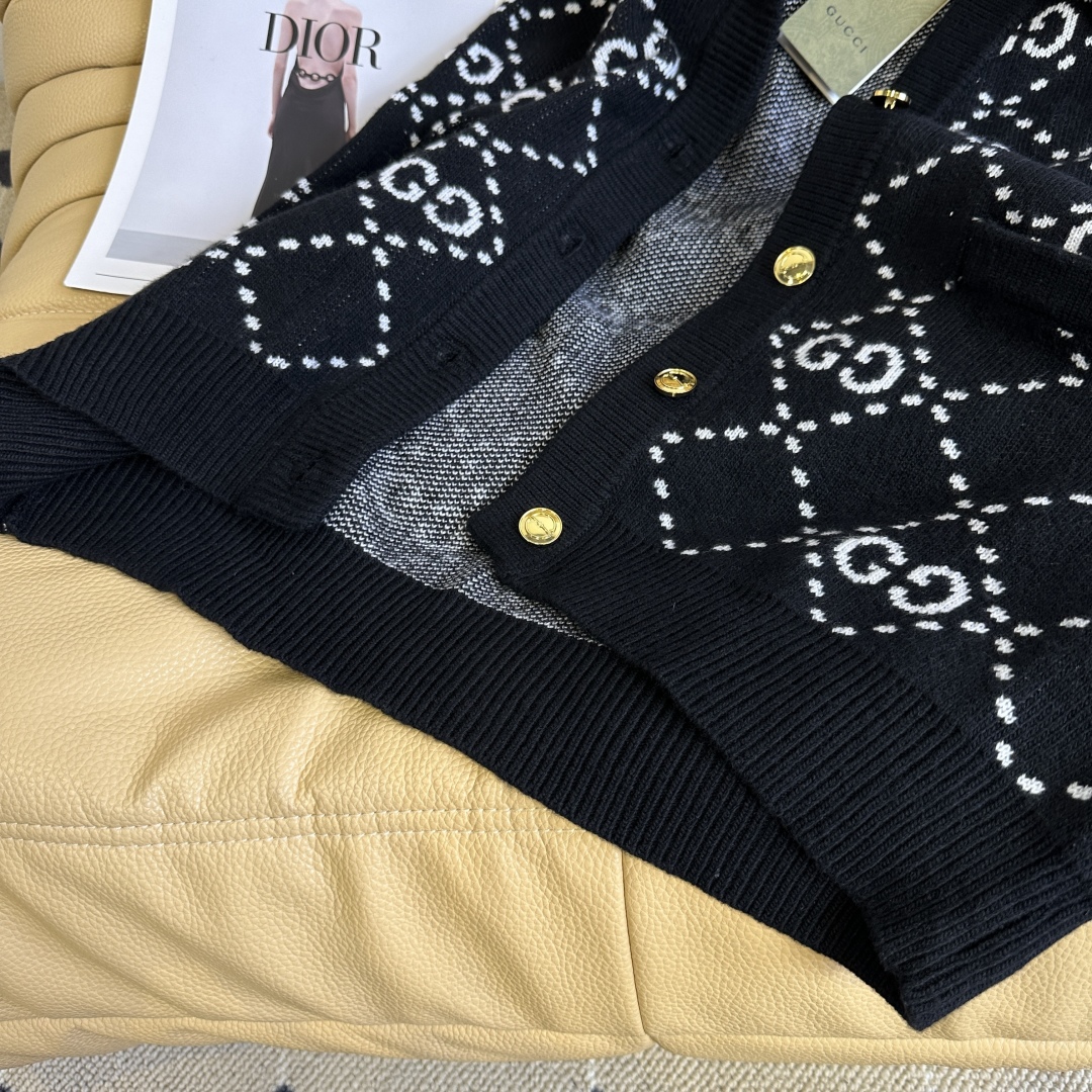 Luxurious Tweezer Dress Set: V-Neck Sweater, Long-Sleeve Coat, Classic Double-G Flower, Stylish Elegance - 图片 6