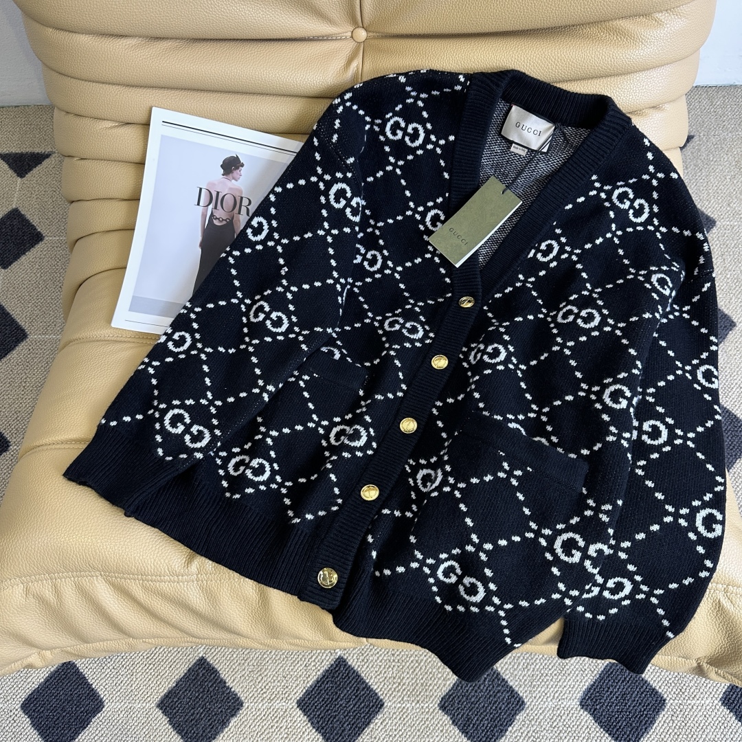 Luxurious Tweezer Dress Set: V-Neck Sweater, Long-Sleeve Coat, Classic Double-G Flower, Stylish Elegance - 图片 1