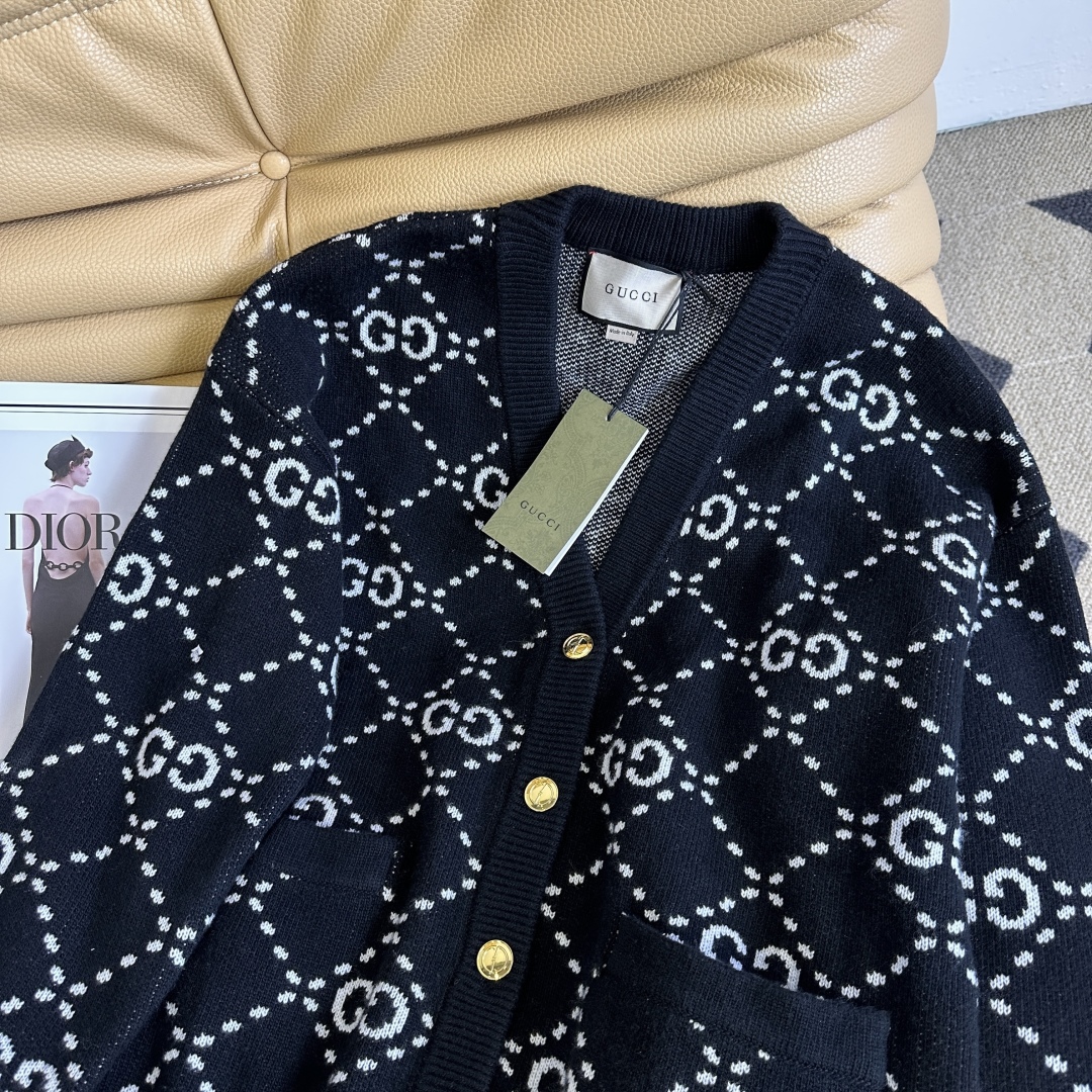 Luxurious Tweezer Dress Set: V-Neck Sweater, Long-Sleeve Coat, Classic Double-G Flower, Stylish Elegance - 图片 2