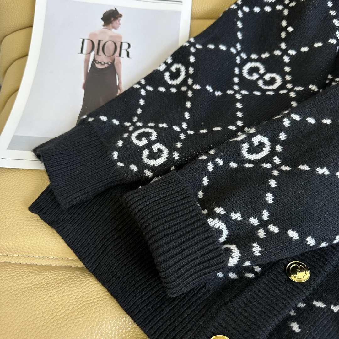 Luxurious Tweezer Dress Set: V-Neck Sweater, Long-Sleeve Coat, Classic Double-G Flower, Stylish Elegance - 图片 4