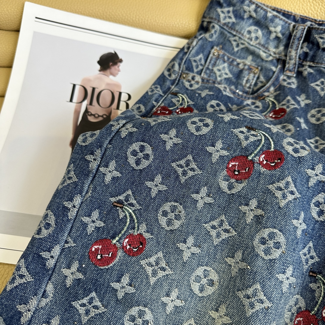 “Stylish Women’s Fall Suit with Flaming Cherry Details and Embroidery Drill” - 图片 6