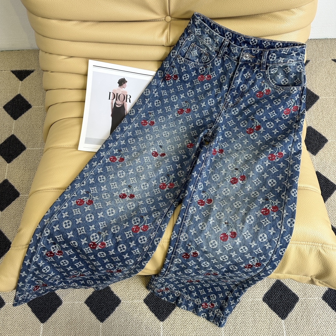 “Stylish Women’s Fall Suit with Flaming Cherry Details and Embroidery Drill” - 图片 1