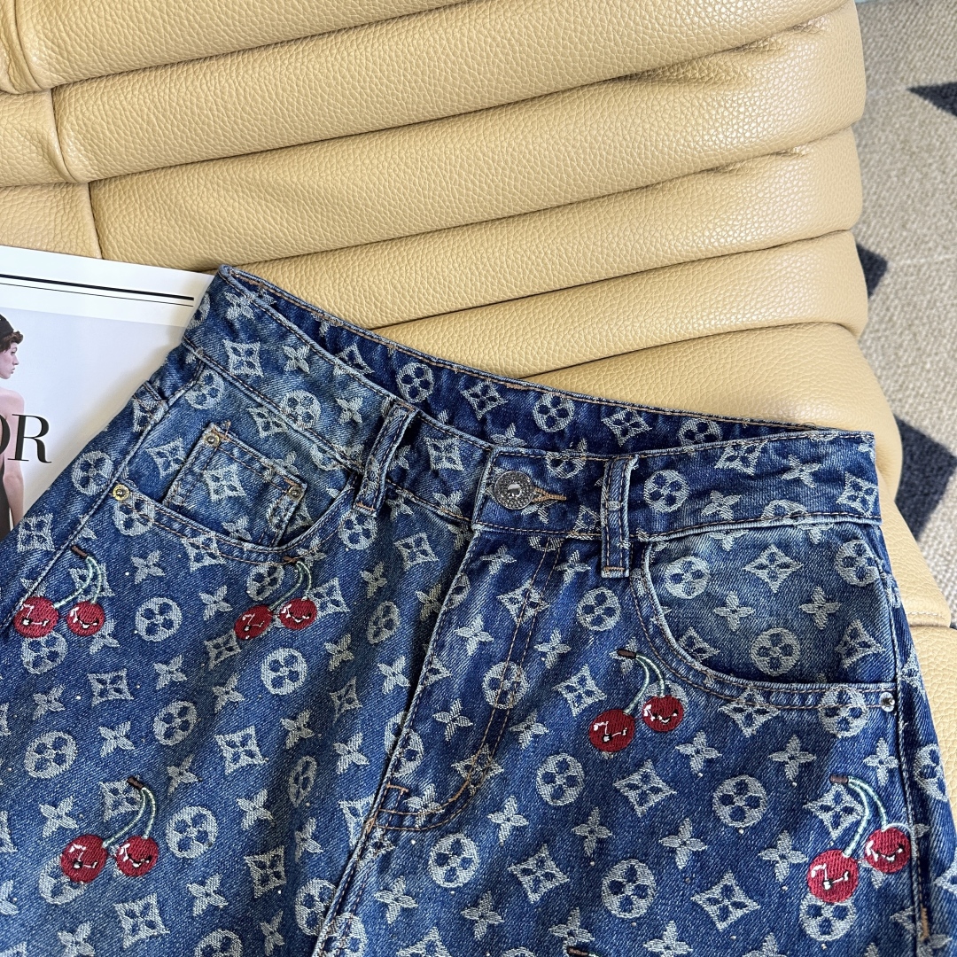 “Stylish Women’s Fall Suit with Flaming Cherry Details and Embroidery Drill” - 图片 4