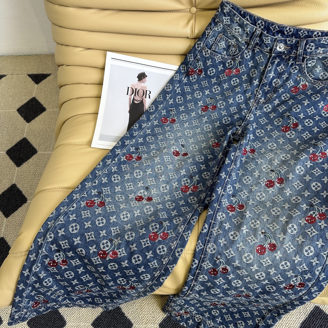 “Stylish Women’s Fall Suit with Flaming Cherry Details and Embroidery Drill” - 图片 2