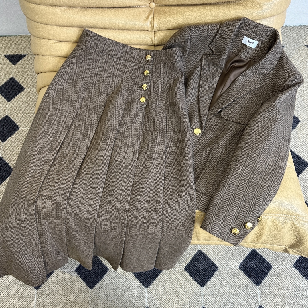 Celine Ensemble Tailleur en Laine Marron avec Jupe Plissée et Boutons Dorés