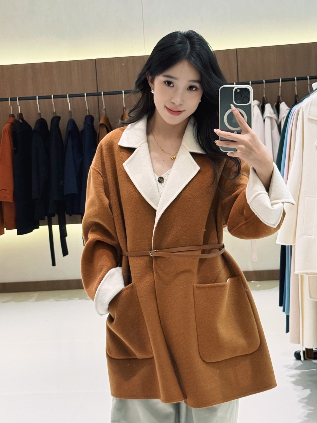 Manteau ceinturé Max Mara en laine marron avec finitions contrastantes pour femme