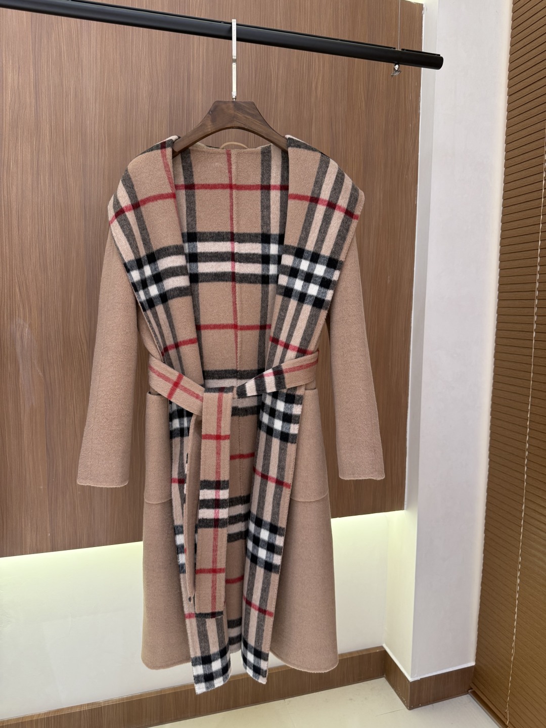 Elegant Women's Trench Coat with Classic Plaid Pattern Beige, One Size