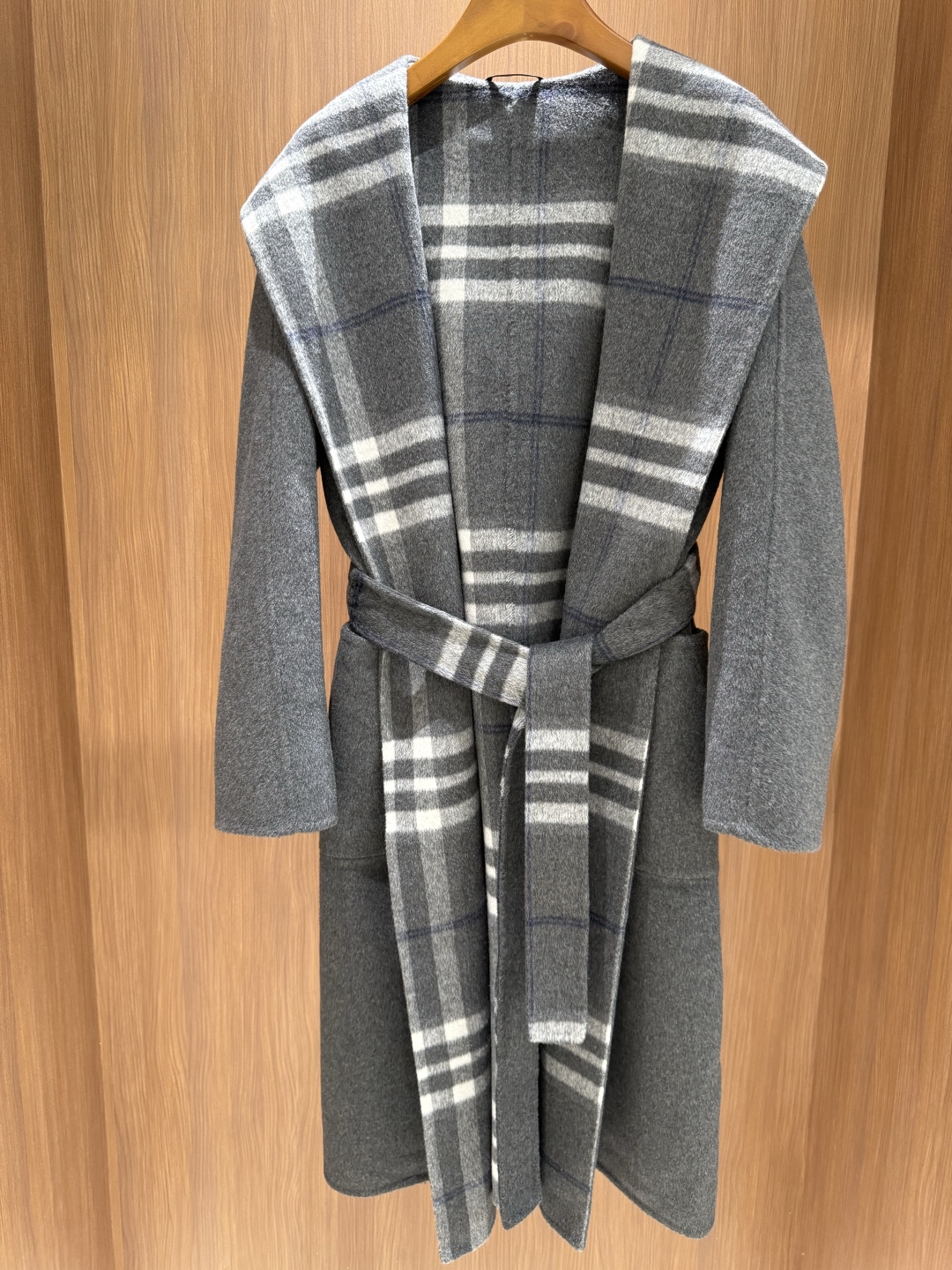 Élégant Manteau Cape Burberry à Carreaux Gris, Taille Unique, Collection Automne-Hiver
