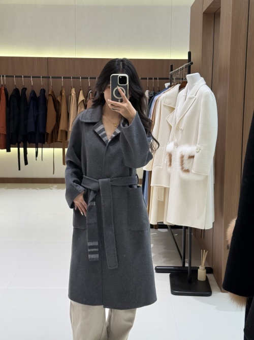 Elegant MaxMara Fur Coat with Belt, Stylish and Warm Outerwear For Women 1 Elegant MaxMara Fur Coat with Belt, Stylish and Warm Outerwear For Women