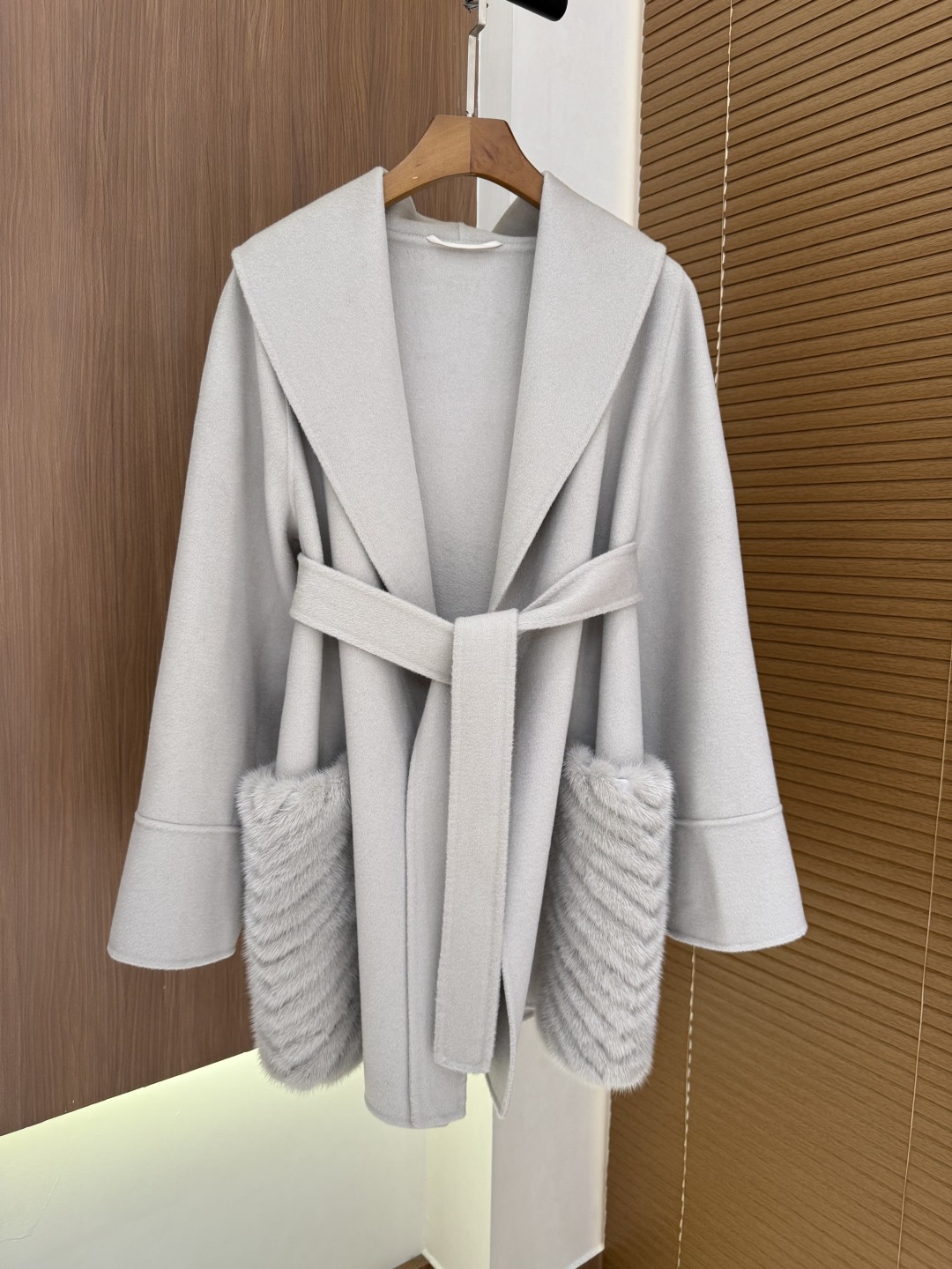 Elegant MaxMara 2025 Fall/Winter Cashmere Coat with Fur Accents