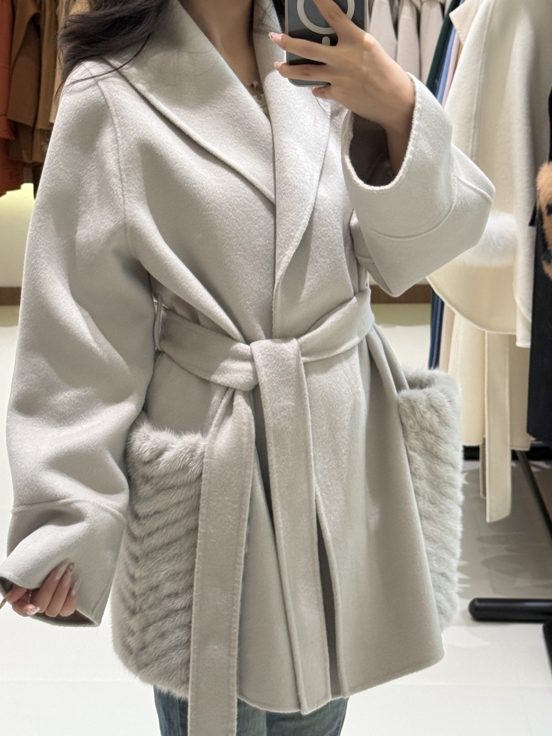 Maxmara معطف صوف أنيق بحزام وفتحات من الفرو - تصميم عصري