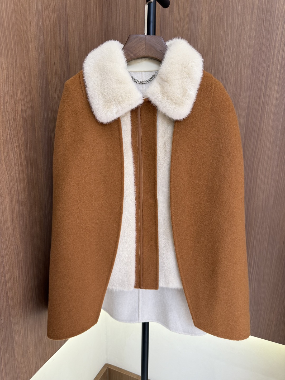 Max Mara طقم نسائي فاخر من فرو المينك واللانولين بتصميم أنيق