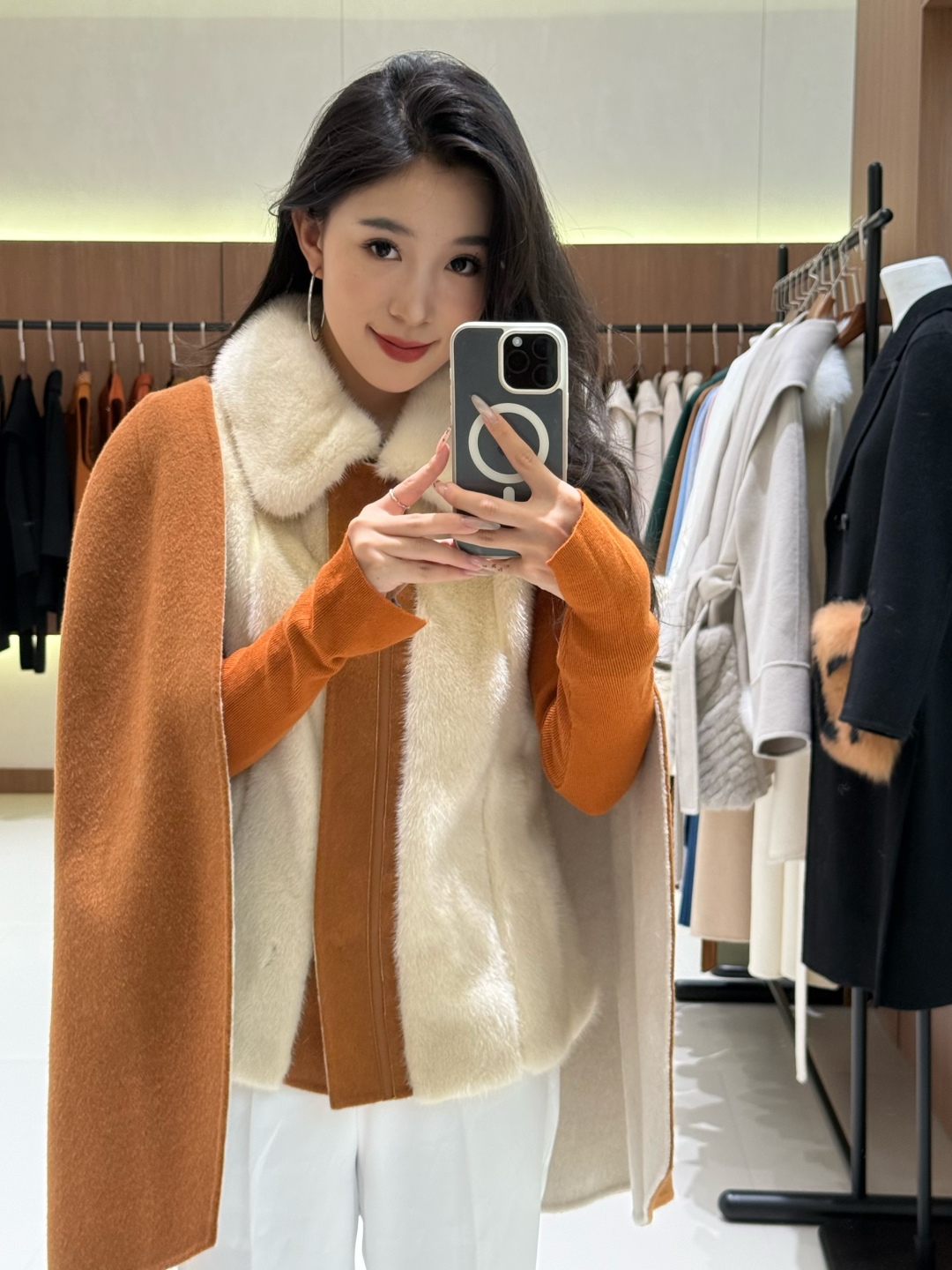 Max Mara Cape en Fourrure Douce avec Bordure Contrastée - Élégance et Chaleur