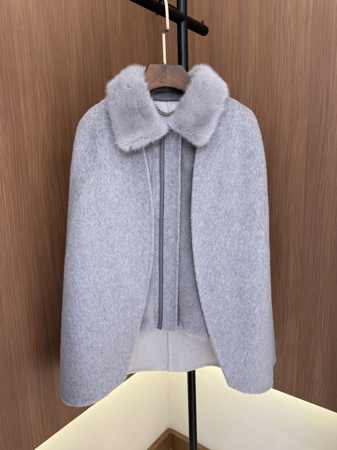 Loro Piana Kasjmier Cape met Nerts Bontkraag - Elegant en Warm
