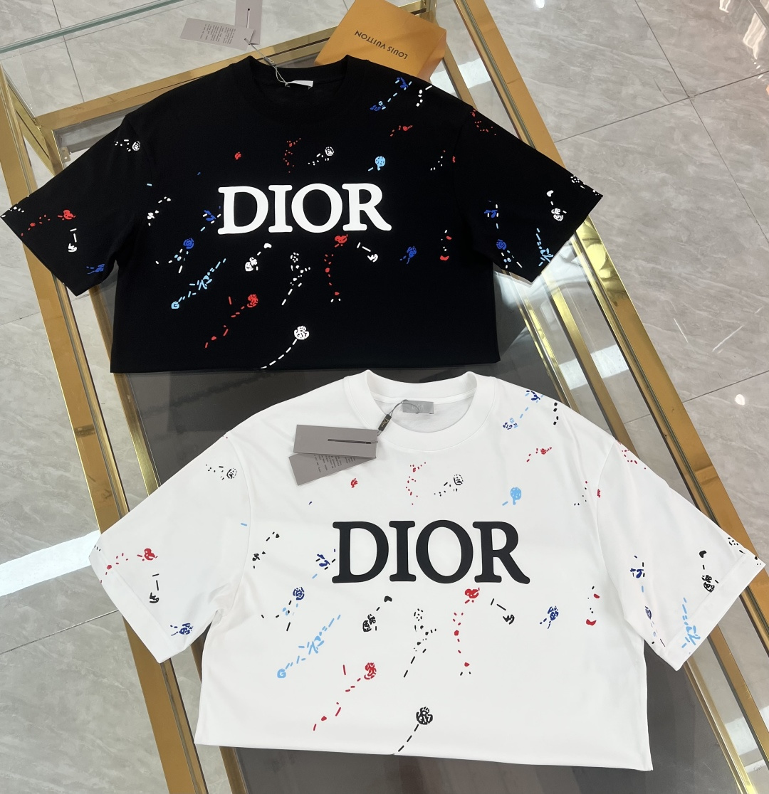 NO:413438,[New Product] Dior Latest shipment, hot model 2025 spring and summer new first-time counter latest short-sleeved round-neck T-shirt, high-end customization brand Log's latest splashing color printing process, fashionable and fashionable, full of big brand style, high-end customized mercerated cloud cotton fabric. It feels soft and comfortable to wear. The counter-level exquisite car line is fine. The upper body effect is invincible and handsome!  A must-have item for handsome men!  Men and women's same color black white Number of code M-3xL,,dior,T-shirt,tees,t-shirt,alexander wang19860909【新品】迪奥 最新出货,爆款 2025春夏新款首发专柜最新款短袖圆领T恤 高端订制 品牌Log最新泼彩印花工艺,时尚洋气,大牌范儿十足,高端定制丝光云朵棉面料.手感柔软.穿着舒适.专柜级别精致车线.做工精细.上身效果无敌帅气！型男必备单品！男女同款 颜色黑色 白色 码数M-3xL,,dior,T-shirt,tees，t-shirt,alexander wang,Men's clothing