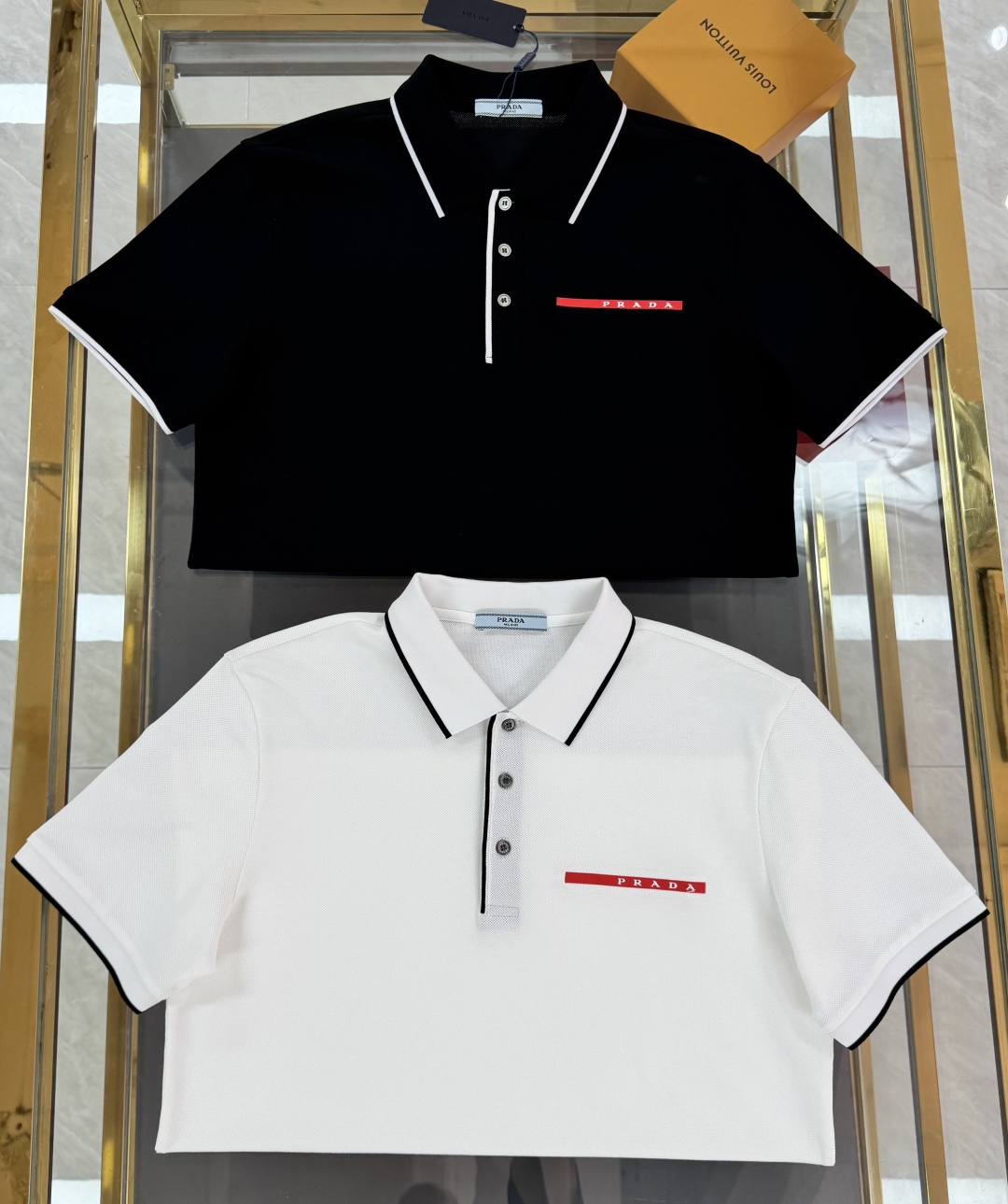 NO:413430,[New Product] Prada Polo 2025 Spring and Summer New First Edition Counter Latest Short Sleeve Round Neck T-shirt High-end Customization Brand Logo Latest Design Craftsmanship, full of big brand style, fashionable and fashionable, high-end customized mesh floor cotton fabric. It is quite wide and stylish. It is comfortable to wear. The counter-level exquisite car line is fine. The workmanship is exquisite. The upper body effect is invincible and handsome!  A must-have item for handsome men!  Men and women's same color black white code m-3xL, prada, T-shirt,tees, t-shirt,alexander wang19860909【新品】普拉达 爆款polo 2025春夏新款首发专柜最新款短袖圆领T恤 高端订制 品牌logo最新设计工艺,大牌范儿十足,时尚洋气,高端定制网眼珠地棉面料.挺阔有型.穿着舒适.专柜级别精致车线.做工精细.上身效果无敌帅气！型男必备单品！男女同款 颜色黑色 白色  码数m-3xL,,prada,T-shirt,tees，t-shirt,alexander wang,Men's clothing