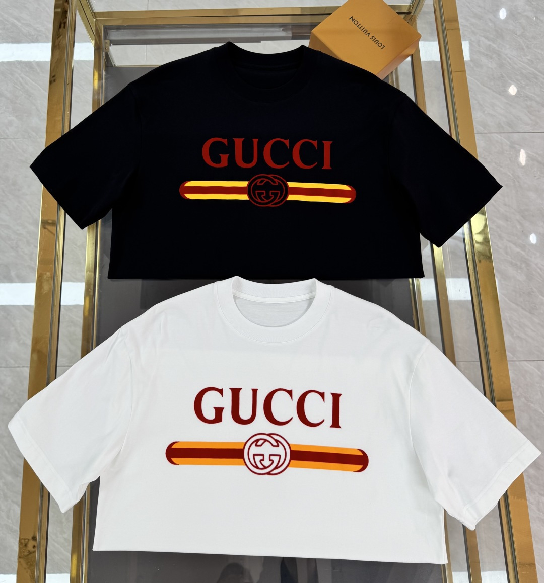 NO:416833,Guqi hits the new spring and summer 2025 new spring and summer first-time counter latest short-sleeved round-neck T-shirt, high-end customization, avant-garde and fashionable design!  The brand logo has the latest three-dimensional flocking printing technology, fashionable and fashionable, and high-end customized mercerated cloud cotton fabric. It feels soft and comfortable to wear. The counter-level exquisite car line is fine. The upper body effect is invincible and handsome!  A must-have item for handsome men!  Men and women's same color black white Size M-3XL, T-shirt,tees, t-shirt,alexander wang19860909古奇爆款 2025春夏新款首发专柜最新款短袖圆领T恤 高端订制 设计前卫时尚！品牌logo最新立体植绒印花工艺,时尚洋气,高端定制丝光云朵棉面料.手感柔软.穿着舒适.专柜级别精致车线.做工精细.上身效果无敌帅气！型男必备单品！男女同款 颜色黑色 白色 码数M-3XL,,T-shirt,tees，t-shirt,alexander wang,Men's clothing