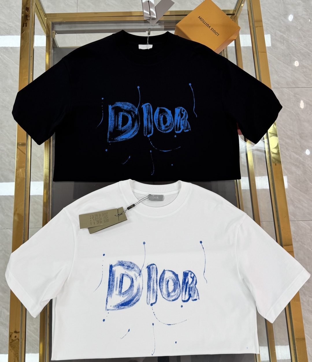 NO:416827,Dior's hot model, the new 2025 spring and summer new model first launch counter latest short-sleeved round-neck T-shirt, high-end customization, avant-garde and fashionable design!  The brand logo has the most colorful three-dimensional printing process, fashionable and fashionable, and high-end customized mercerated cloud cotton fabric. It feels soft and comfortable to wear. The counter is exquisite in car lines. It has fine workmanship and is invincible and handsome in the upper body!  A must-have item for handsome men!  Men and women's same color black white code M-3XL,,dior,T-shirt,tees,t-shirt,alexander wang19860909迪奥爆款 2025春夏新款首发专柜最新款短袖圆领T恤 高端订制 设计前卫时尚！品牌logo最泼彩立体印花工艺,时尚洋气,高端定制丝光云朵棉面料.手感柔软.穿着舒适.专柜 级别精致车线.做工精细.上身效果无敌帅气！型男必备单品！男女同款 颜色黑色 白色 码数M-3XL,,dior,T-shirt,tees，t-shirt,alexander wang,Men's clothing