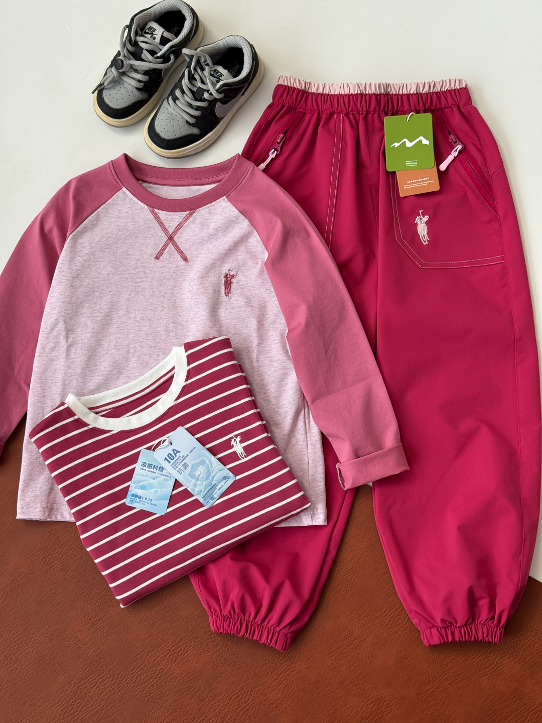 128@ Set de regalo de 3 piezas 120-170 【Rosa mexicano】 Camiseta de rayas, con rayas rojas y blancas alternadas, alegre …