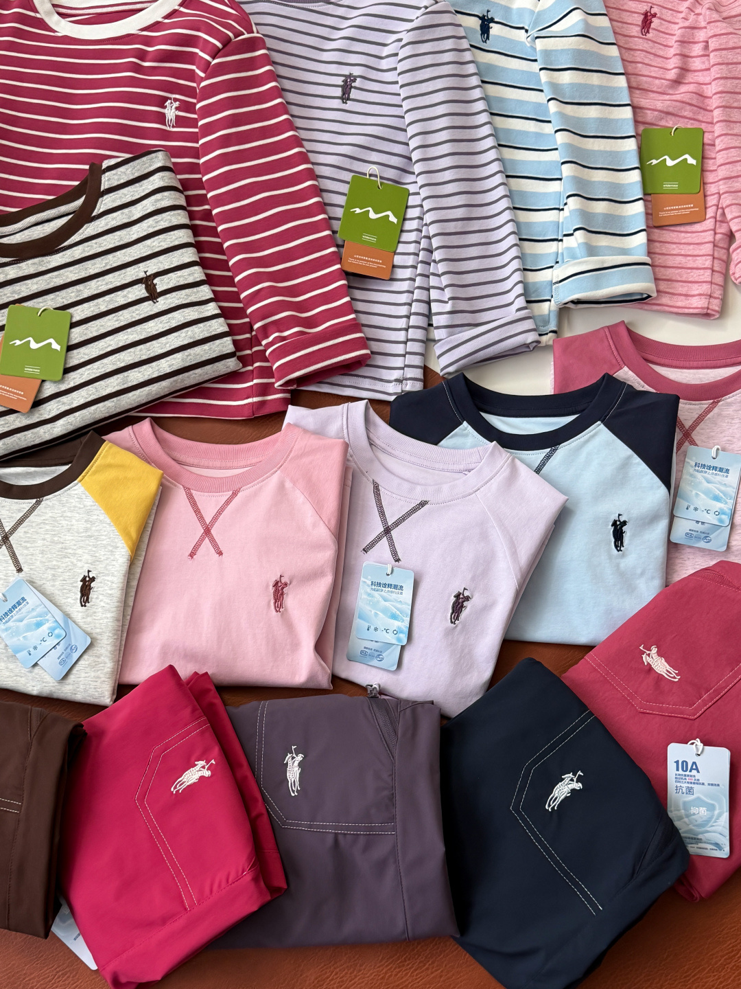 128@ Set de regalo de 3 piezas 120-170 Conjunto de 3 piezas de pony de exportación, 2 camisetas + 1 pantalón. ¡La combi…